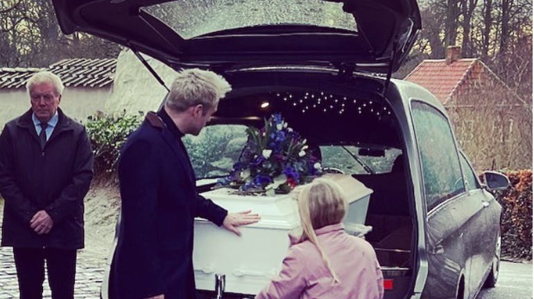 Silas Holst har tirsdag begravet sin far.