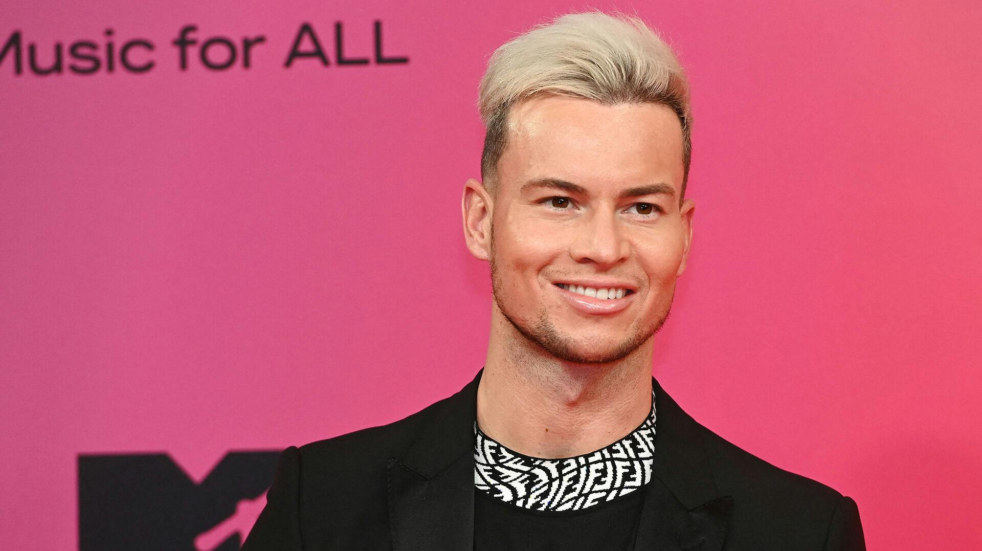 Den engelske DJ Joel Corry er brandvarm for tiden, men han har også en fortid som reality-stjerne. 