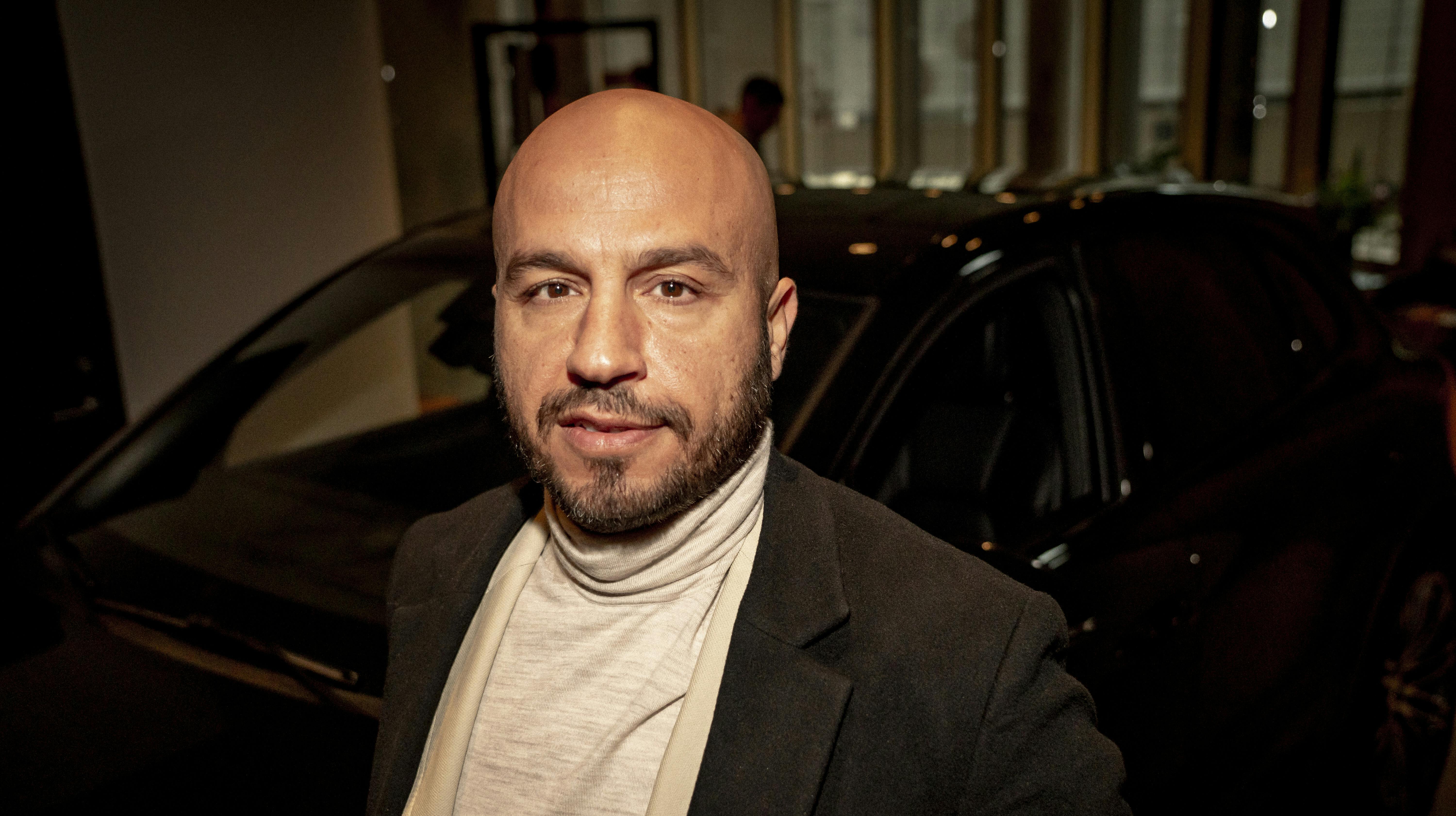 Den danske skuespiller Dar Salim har netop delt et billede, og kigger man godt efter, er man ikke i tvivl om, at han er kommet i fornemt selskab. nbsp;