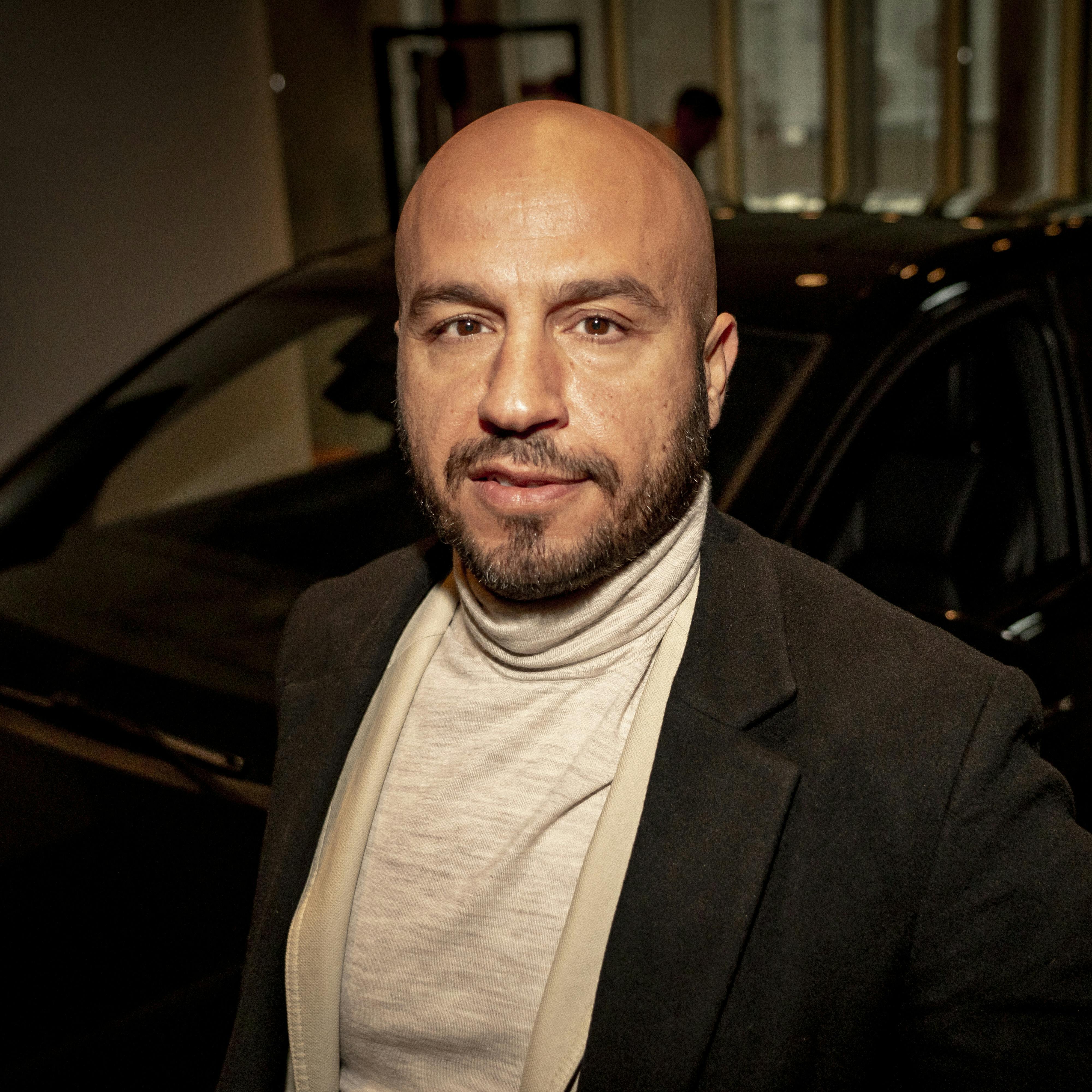 Den danske skuespiller Dar Salim har netop delt et billede, og kigger man godt efter, er man ikke i tvivl om, at han er kommet i fornemt selskab. 