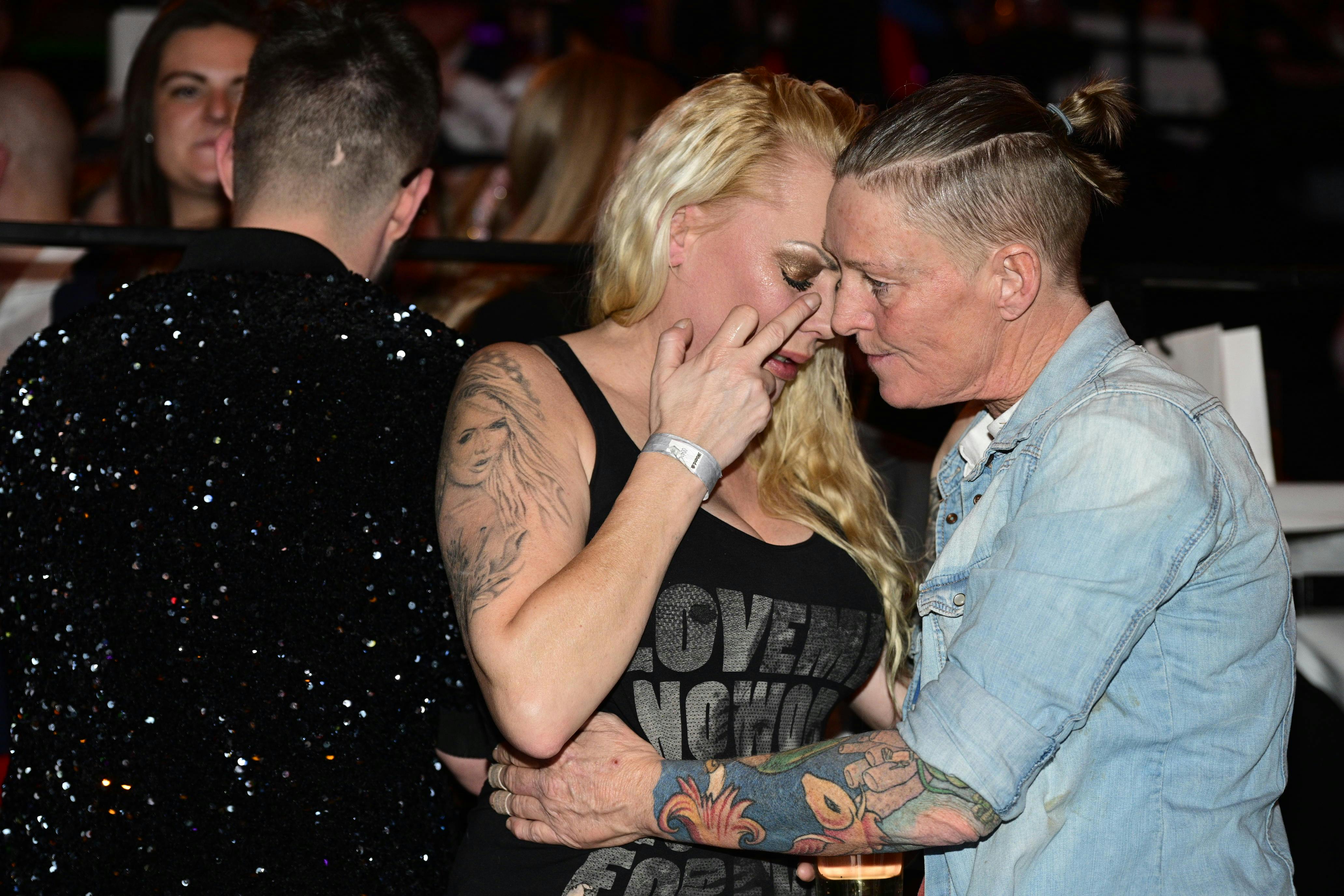 Susan K kunne slet ikke holde tårerne tilbage, da hele Danmarks realitylegende Sidney Lee blev mindet.