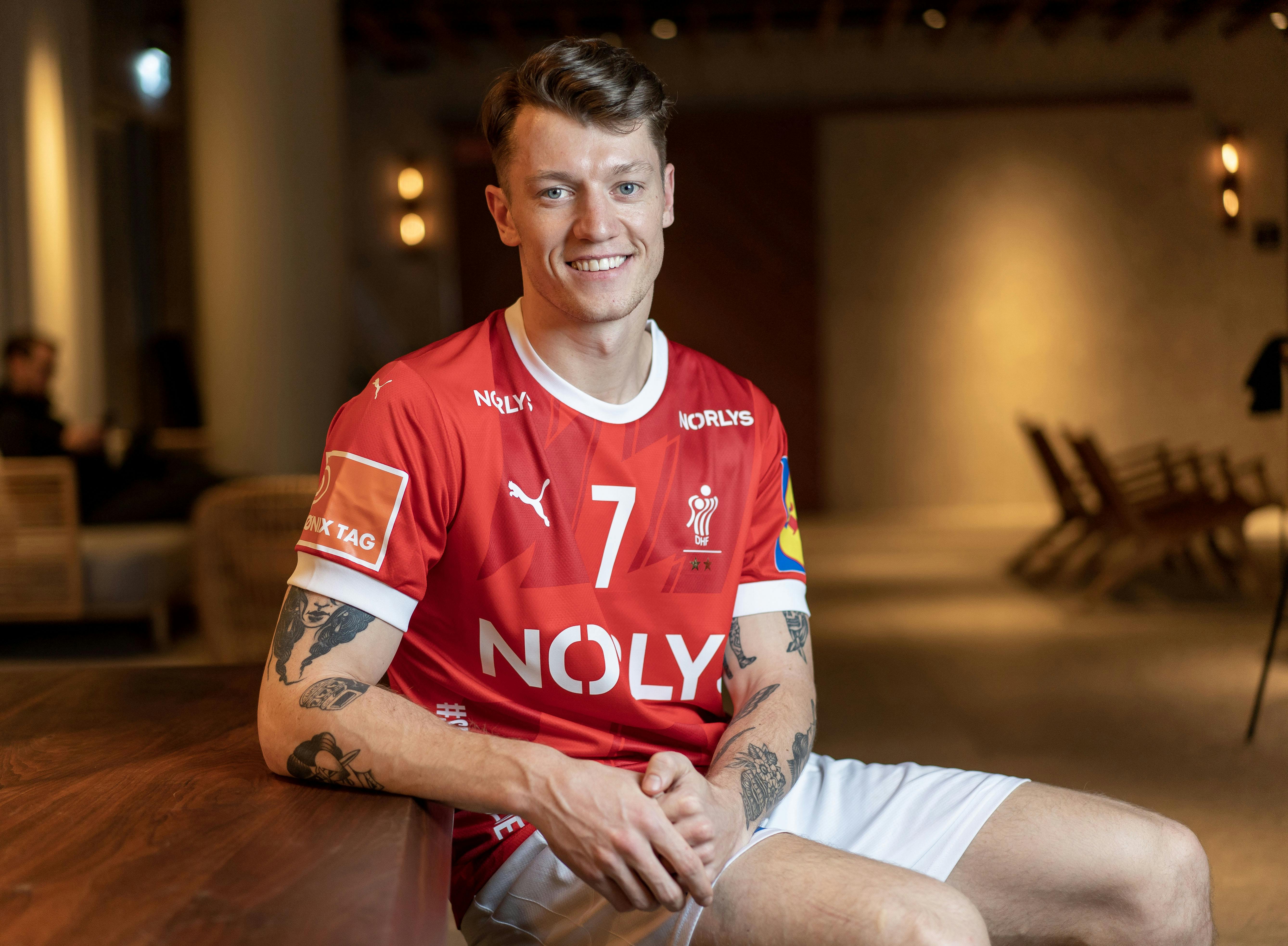 Er det en fugl? Er det et fly? Nej, det er Emil 'Stabil' Jakobsen. Den danske venstrefløj kan springe som de færreste og er næsten altid sikkerheden selv i sine afslutninger. 
