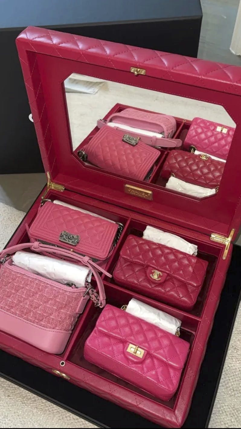Fire tasker fik hun fra Chanel. Ifølge Chanels hjemmeside kan du blive den heldige ejer af bare én taske for kun 33.640 kroner.