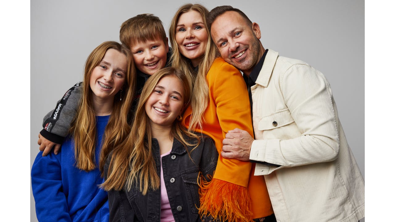 Nicki Pedersen, hans kæreste, nbsp;Natascha Öhlin, og deres tre sammenbragte børn. Nu er der en programserie på vej om familien. nbsp;