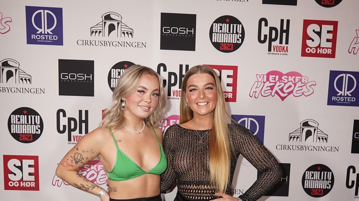 Anna og Sille Thorsen fra "Ex on the beach" 8. Førstnævnte i grøn bikinitop, Sille i fræk fiskenetsbluse.