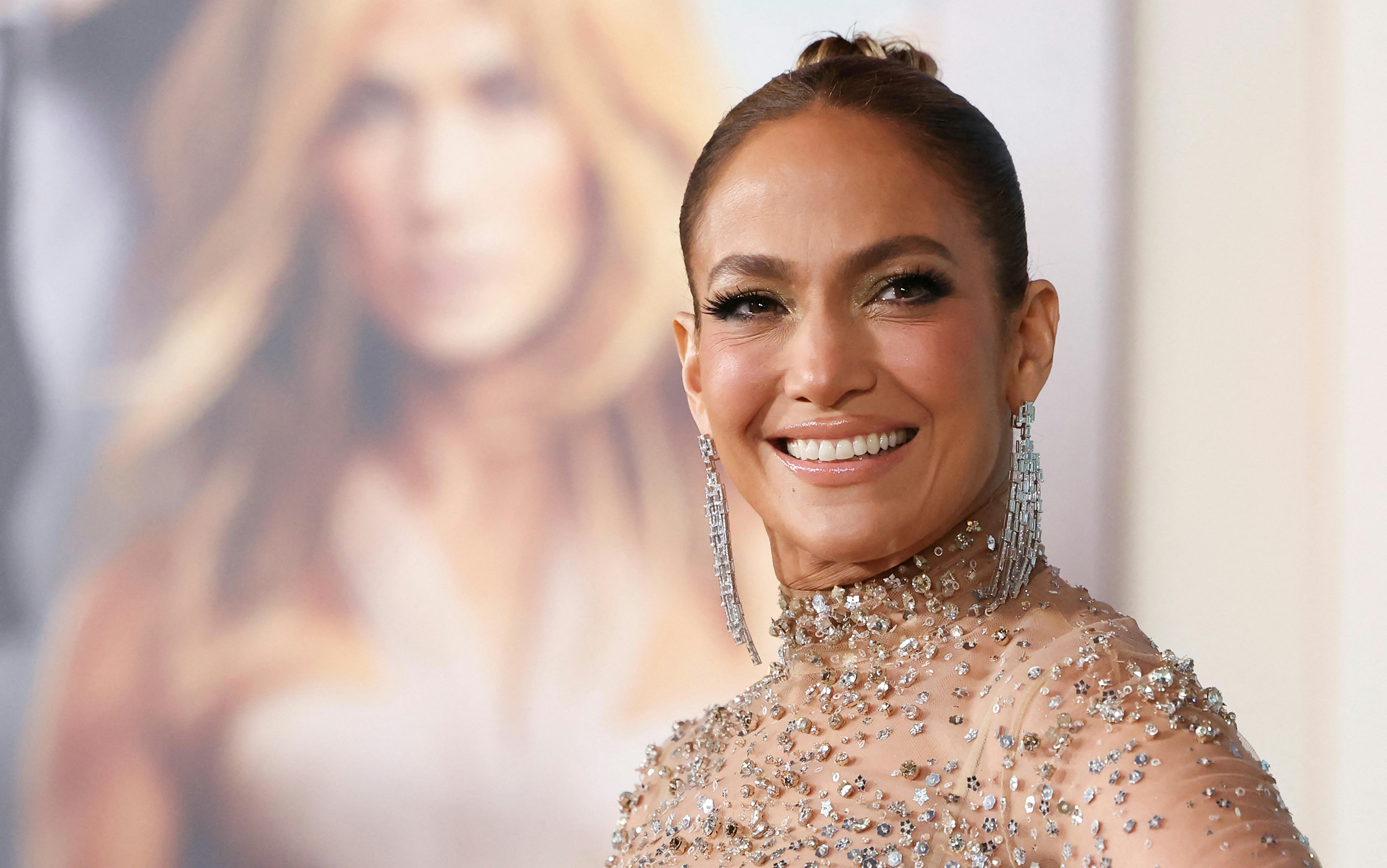 Jennifer Lopez står knivskarpt til premiere på "Shotgun Wedding" i TCL Chinese Theatre i Hollywood.&nbsp;