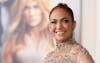 Jennifer Lopez står knivskarpt til premiere på "Shotgun Wedding" i TCL Chinese Theatre i Hollywood.&nbsp;
