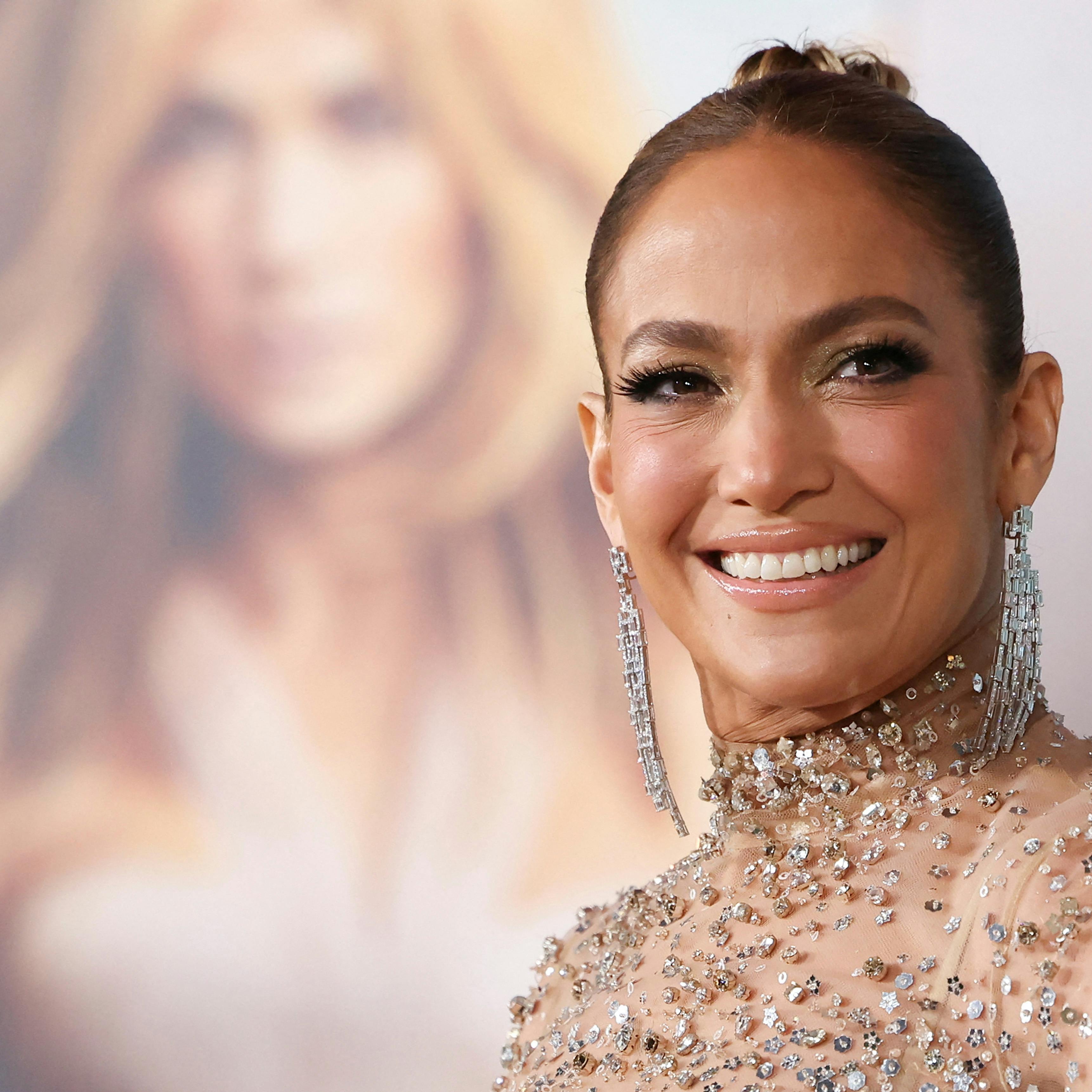 Jennifer Lopez står knivskarpt til premiere på "Shotgun Wedding" i TCL Chinese Theatre i Hollywood. 