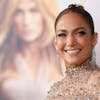 Jennifer Lopez står knivskarpt til premiere på "Shotgun Wedding" i TCL Chinese Theatre i Hollywood.&nbsp;
