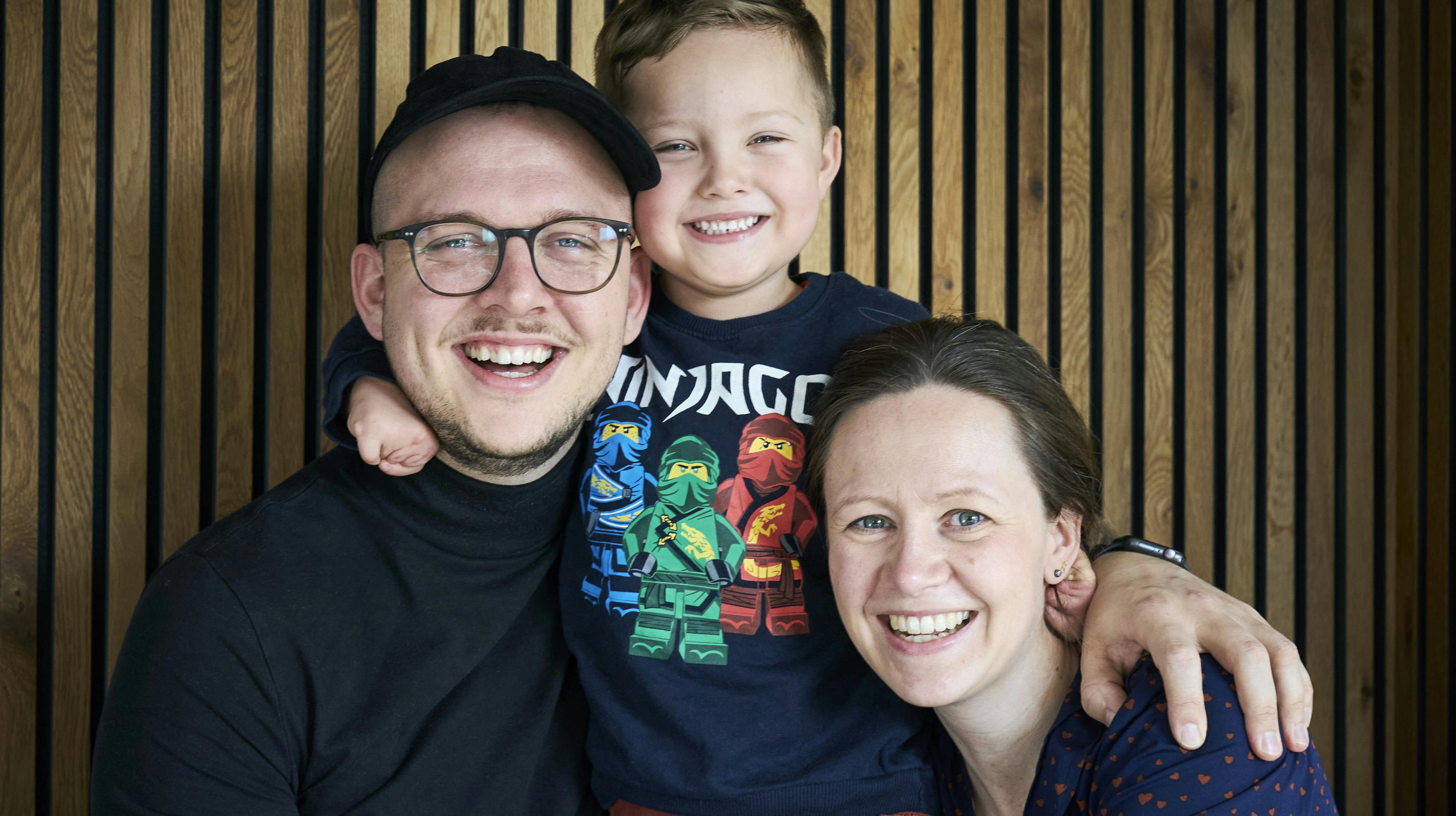 Niels fra "De sjældne danskere" elsker at se håndbold med sine forældre Anette og Esben. Ikke mindst når onklen Michael Damgaard er på banen. 