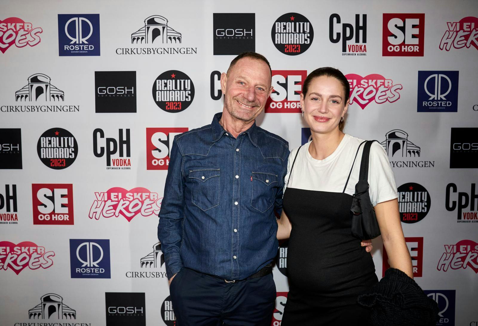 Sort er en god farve, hvis man vil skjule noget, der buler lidt for meget. Meeen det er svært at skjule noget som helst for ugepressen.