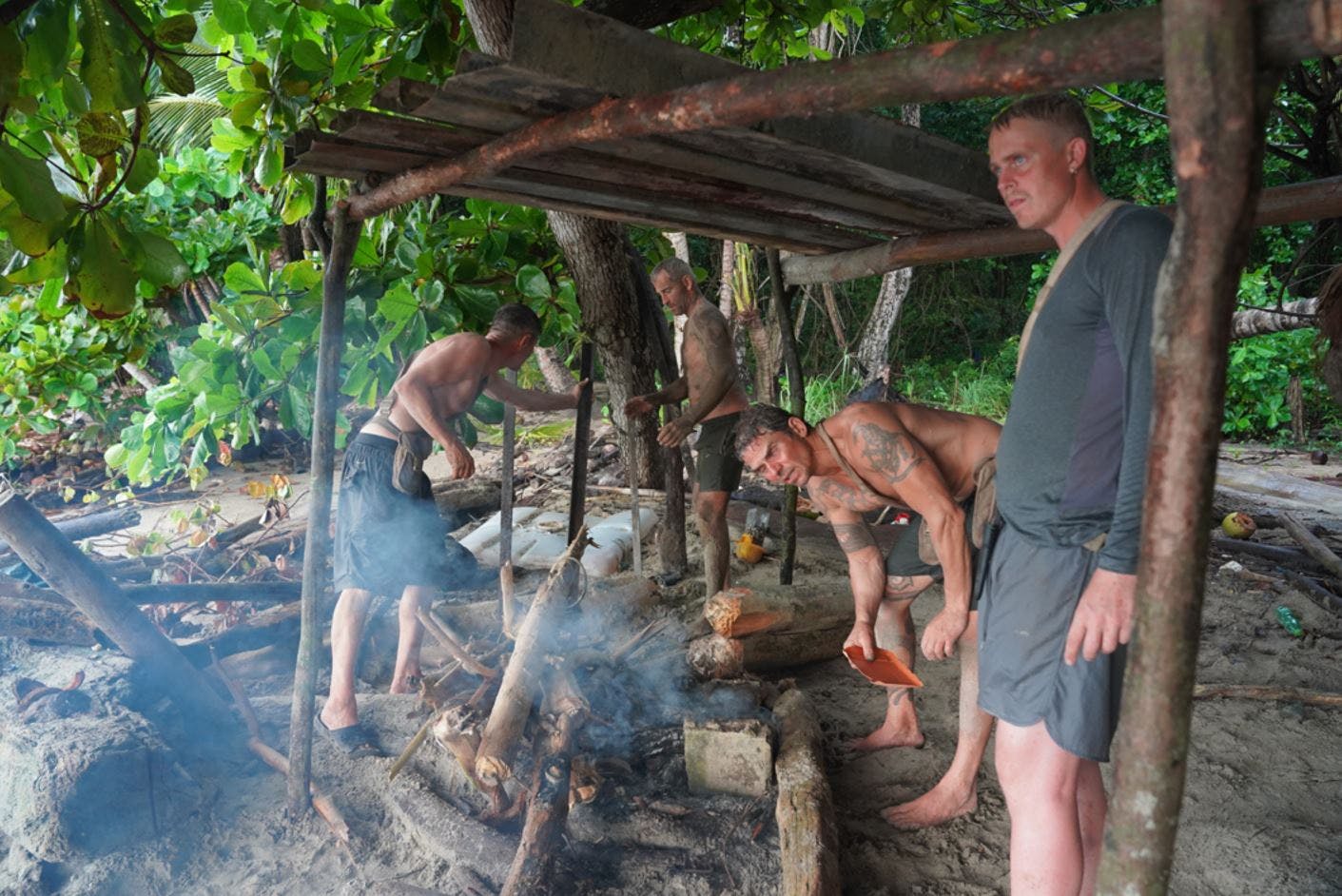 Individet og fællesskabet sættes på prøve, når en række kendte danskere skal overleve på en øde ø.
