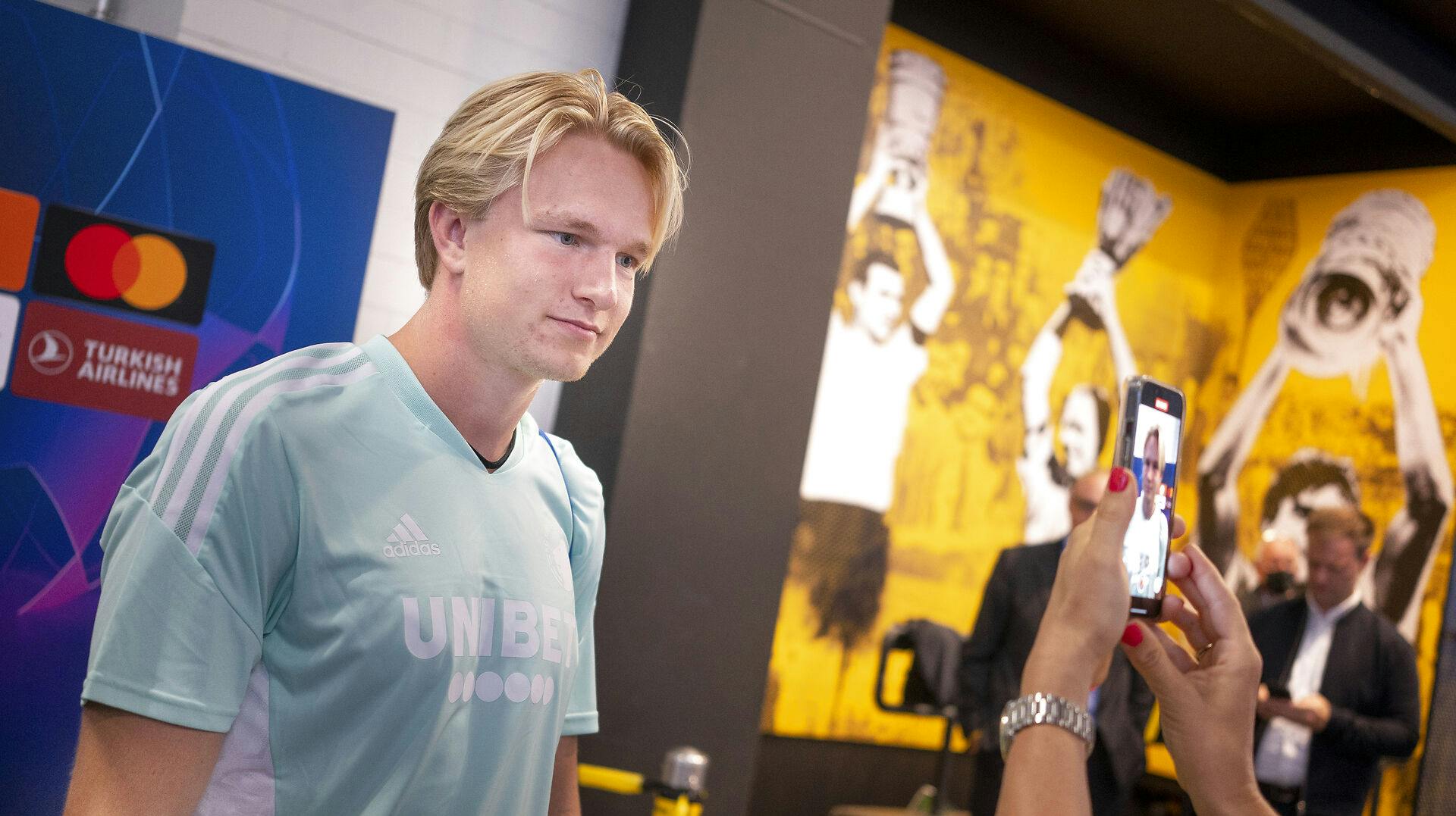 Der er penge - mange penge - i de ben, som sidder på Victor Kristiansen.