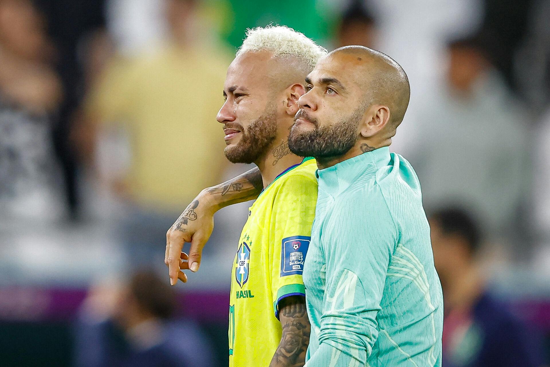 Her trøster Dani Alves sin kollega Neymar (t.v.) efter et nederlag under VM i Qatar. Nu kan Neymar passende indtage den omvendte rolle.