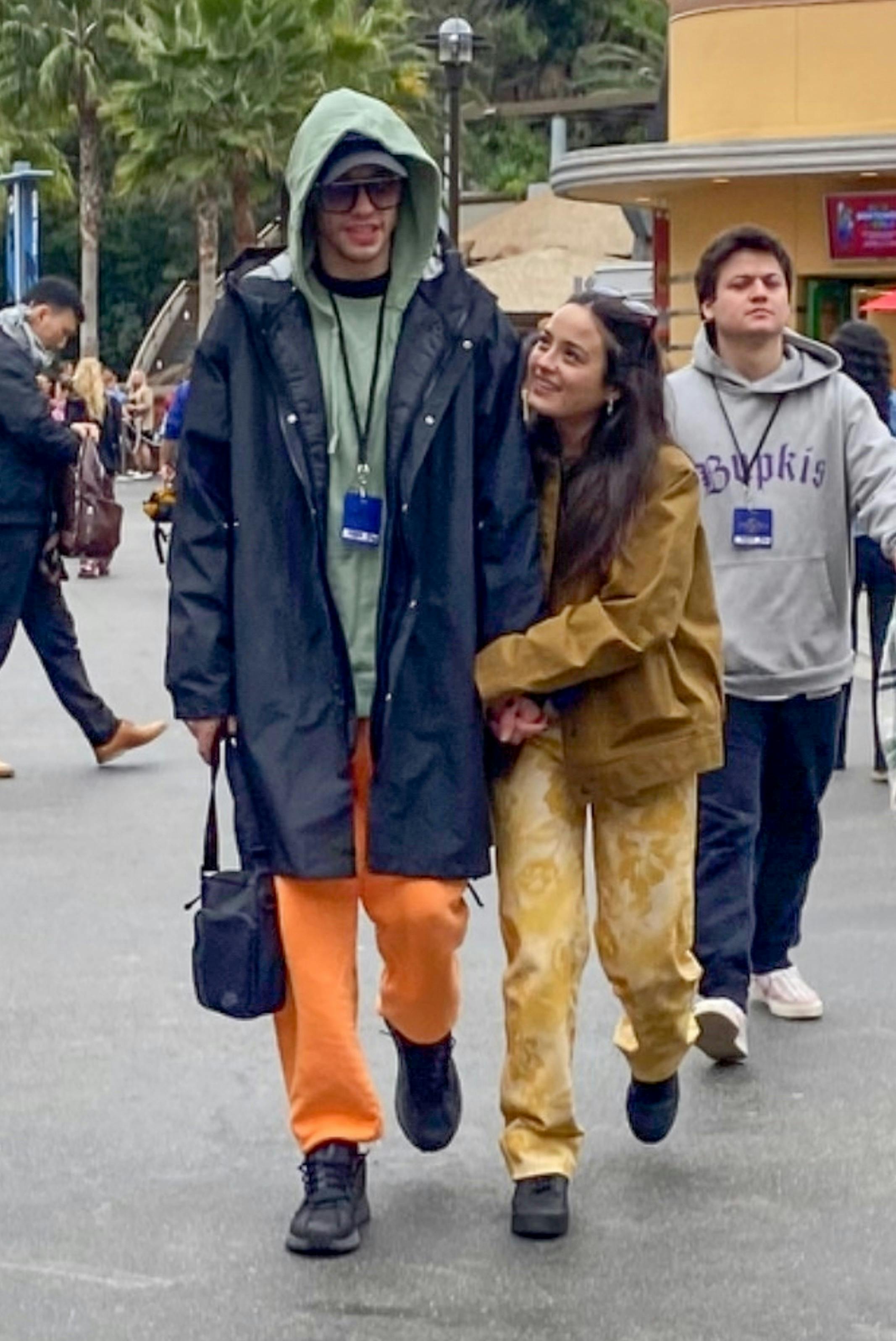 Tætte og arm i arm gik Pete Davidson og Chase Sui Wonders rundt i Universal Studios torsdag.
