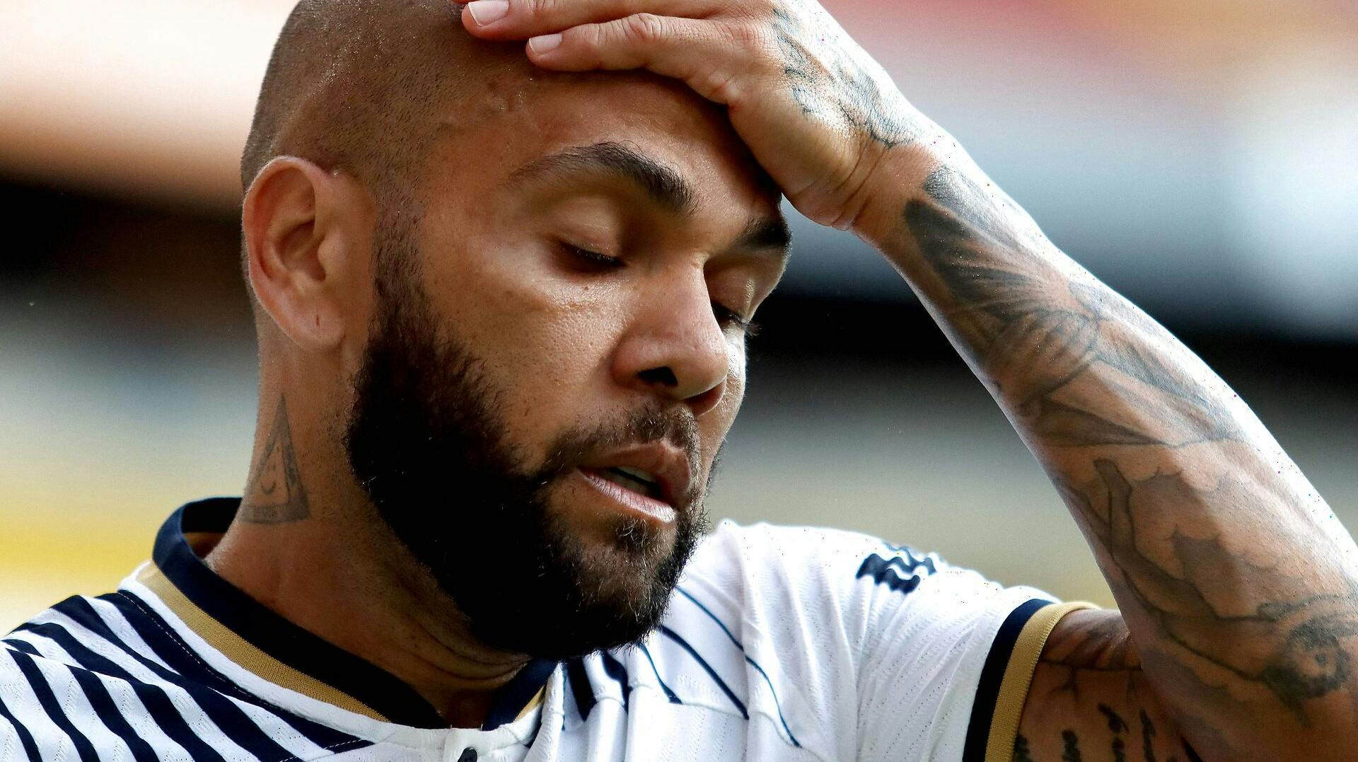 Problemerne tårner sig op for Dani Alves. Og fodboldstjernen kan ikke købe sig ud af dem, efter en dommer i Spanien i dag afviste at løslade ham mod en kaution.