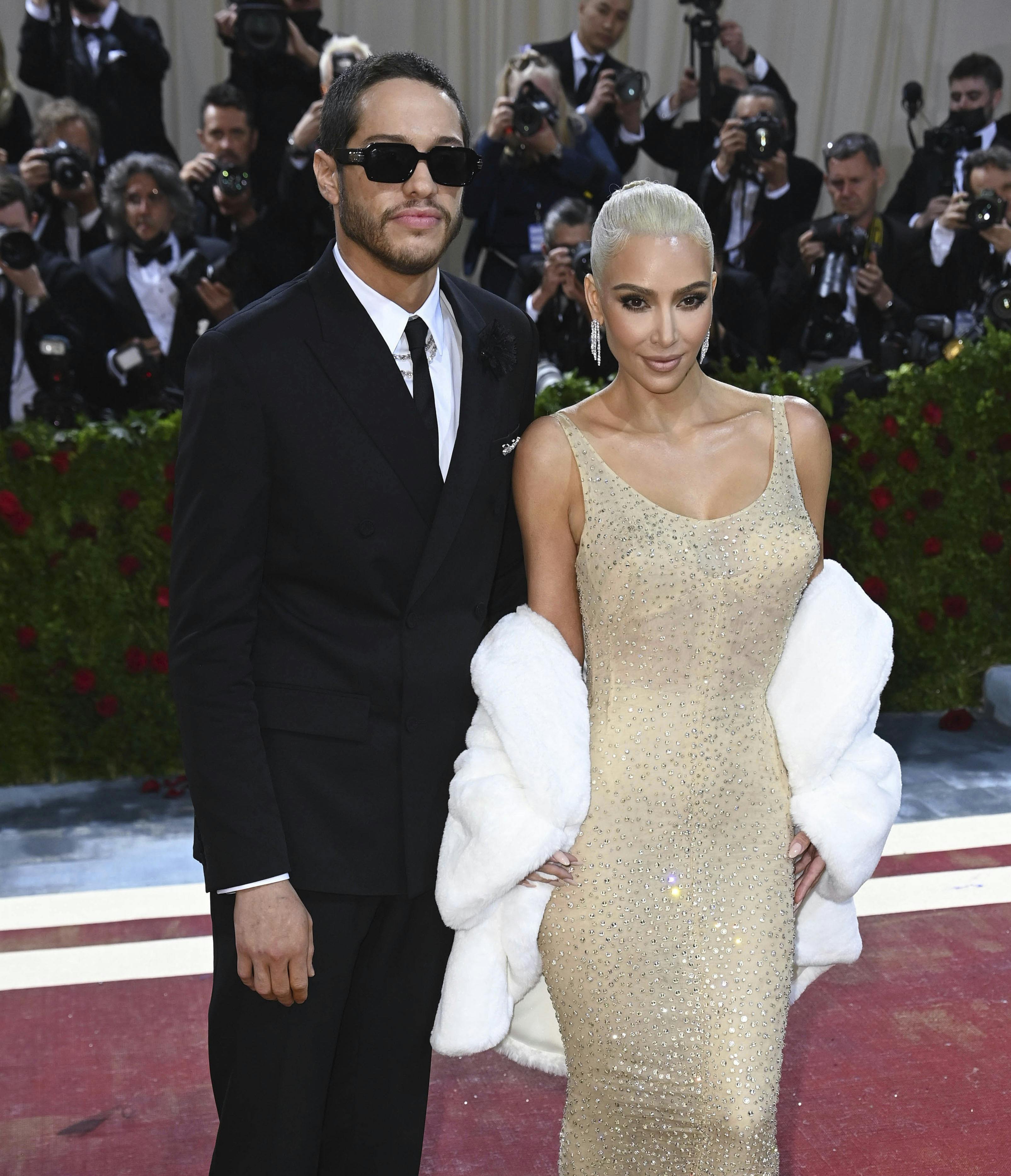 Pete Davidson dannede par med Kim Kardashian i ni måneder - her mødte de op til Met Gala sidste år.&nbsp;
