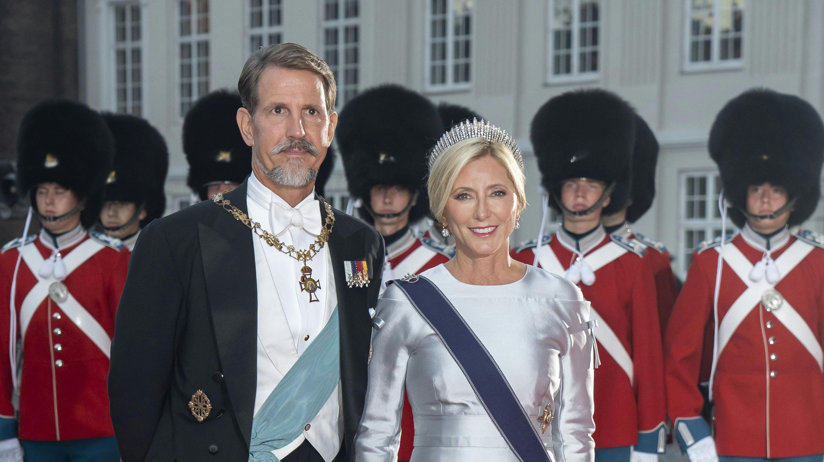 Kronprins Pavlos og kronprinsesse Marie-Chantal flytter ikke hjem til Athen, fortæller det græske kongehus.