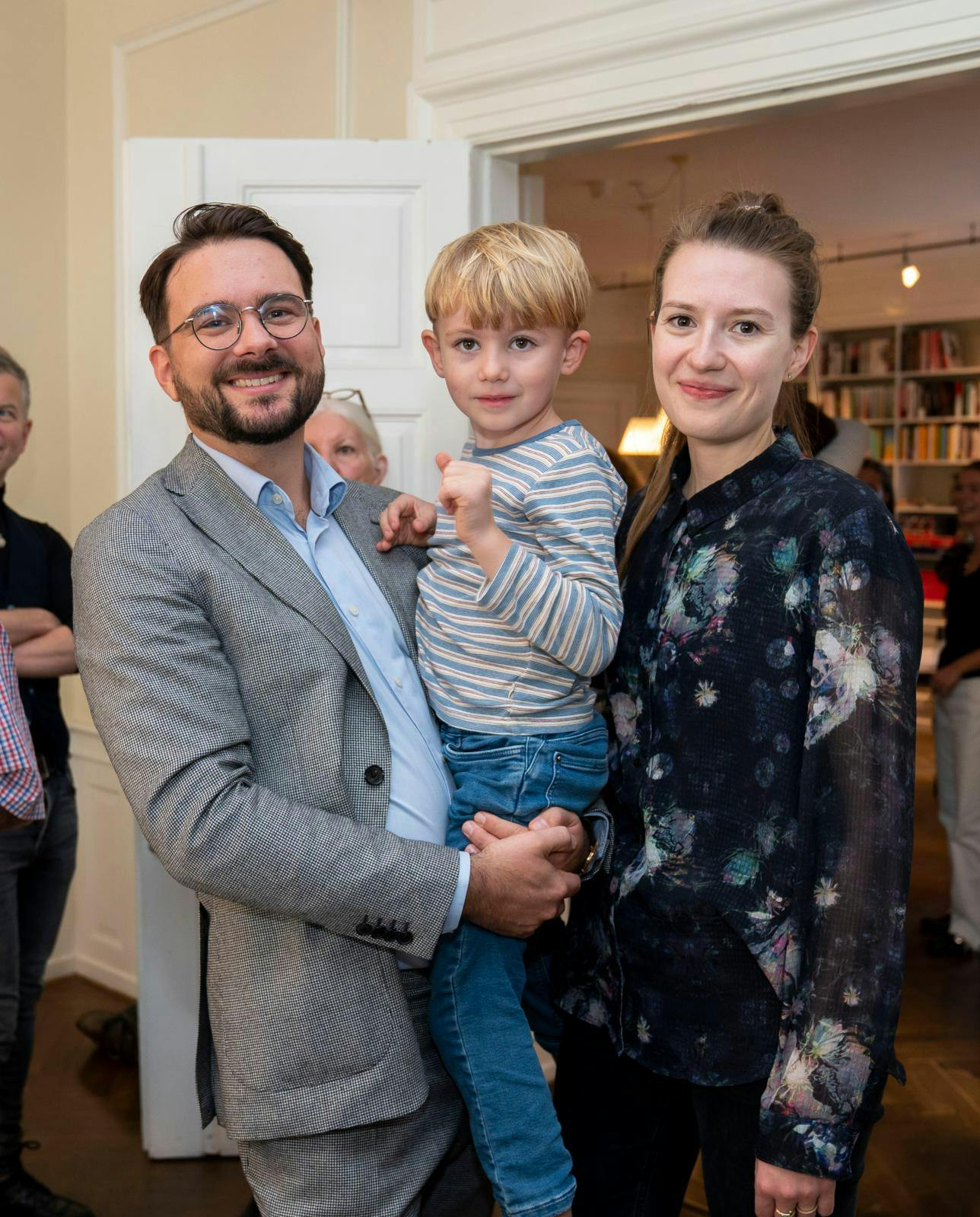 Her ses kendisparret sammen med sønnen August, der nu skal være storebror.