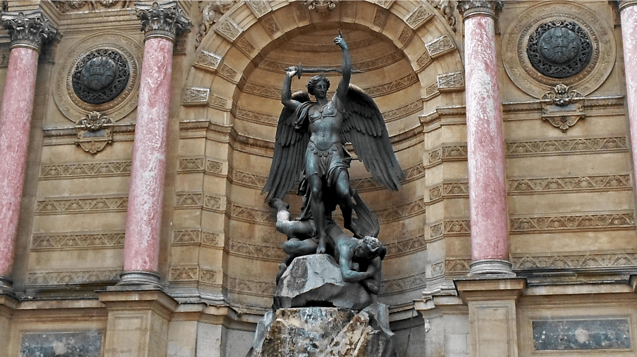 Ærkeenglen skt. Michael afbildes ofte med et sværd, fordi han ifølge den katolske tro beskytter himmeriget mod vantro og djævlen. nbsp;