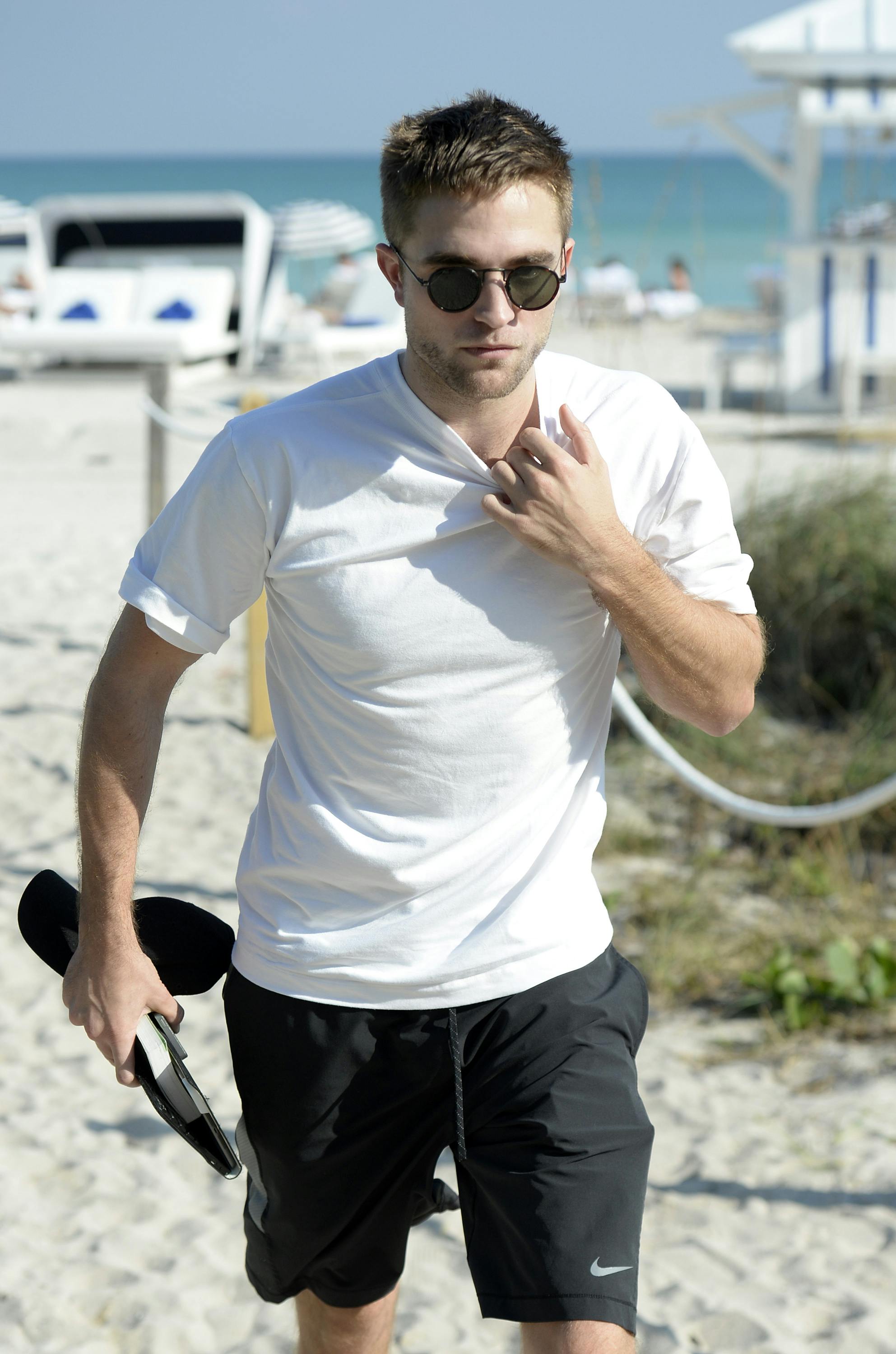Robert Pattinson mærker på egen krop, at Hollywood har nogle urealistiske kropsidealer, som han skal leve op til. 