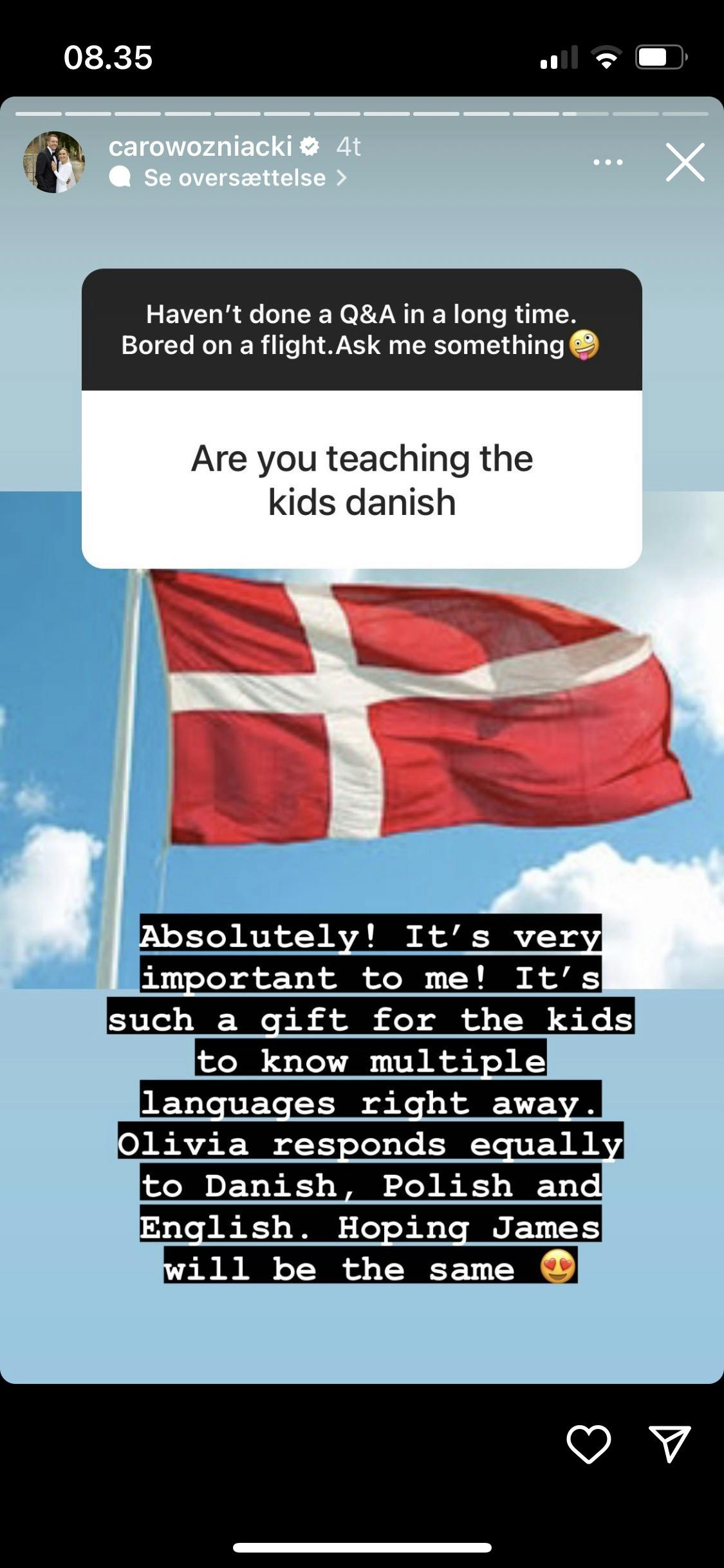 Caroline Wozniacki fortæller på sin Instagram, at hun lærer sine børn at snakke både dansk, polsk og engelsk. 