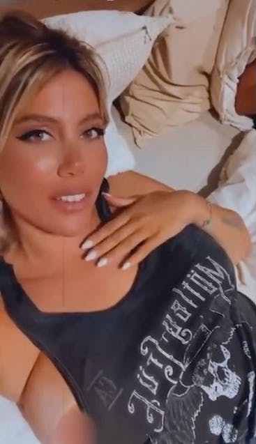 Uvidende om brystets placering var hun live til sine mere end 15 millioner følgere.