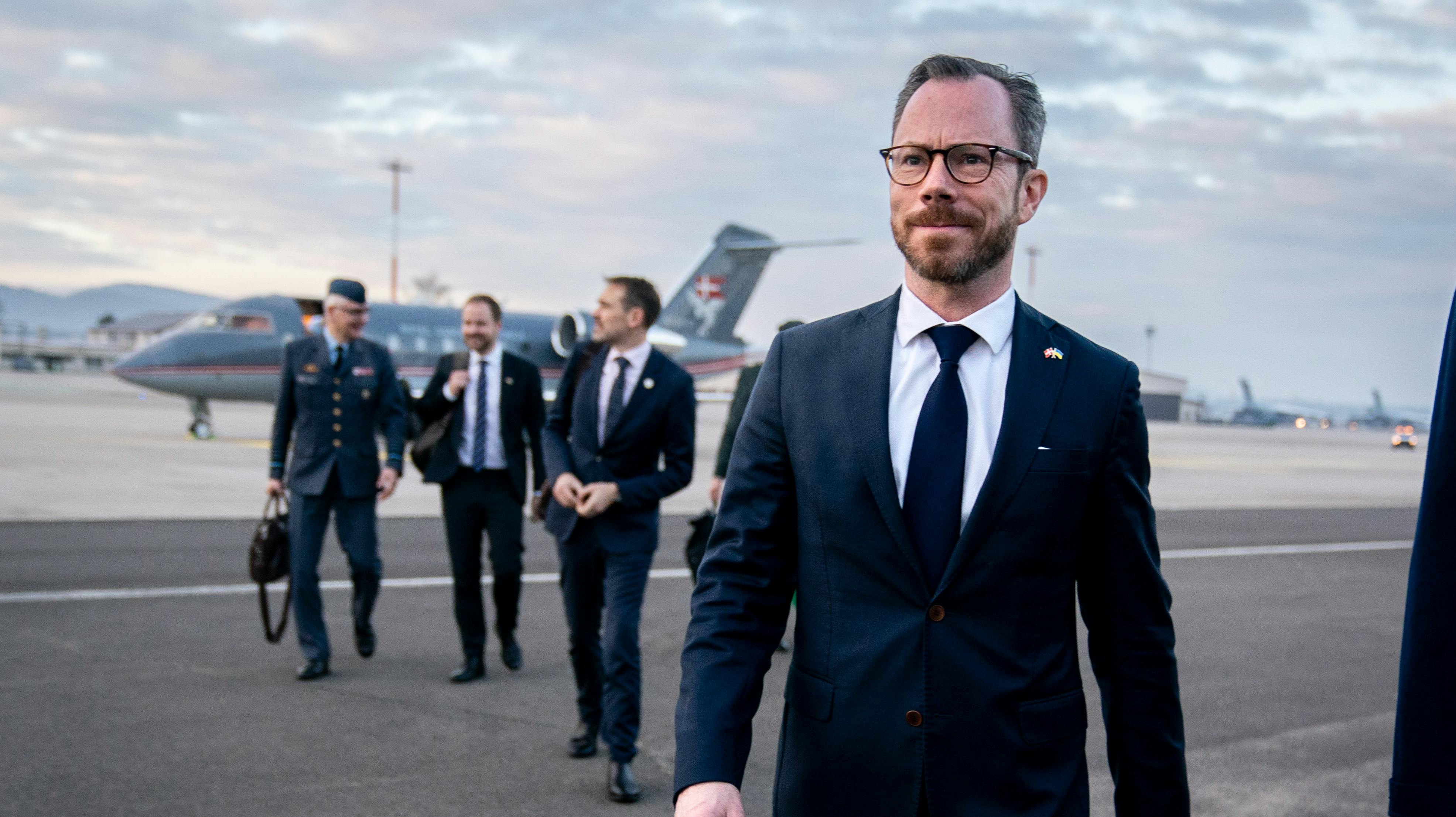 Venstre-formand og forsvarsminister Jakob Ellemann-Jensen ankommer fredag til et møde på Ramstein-basen i Tyskland.