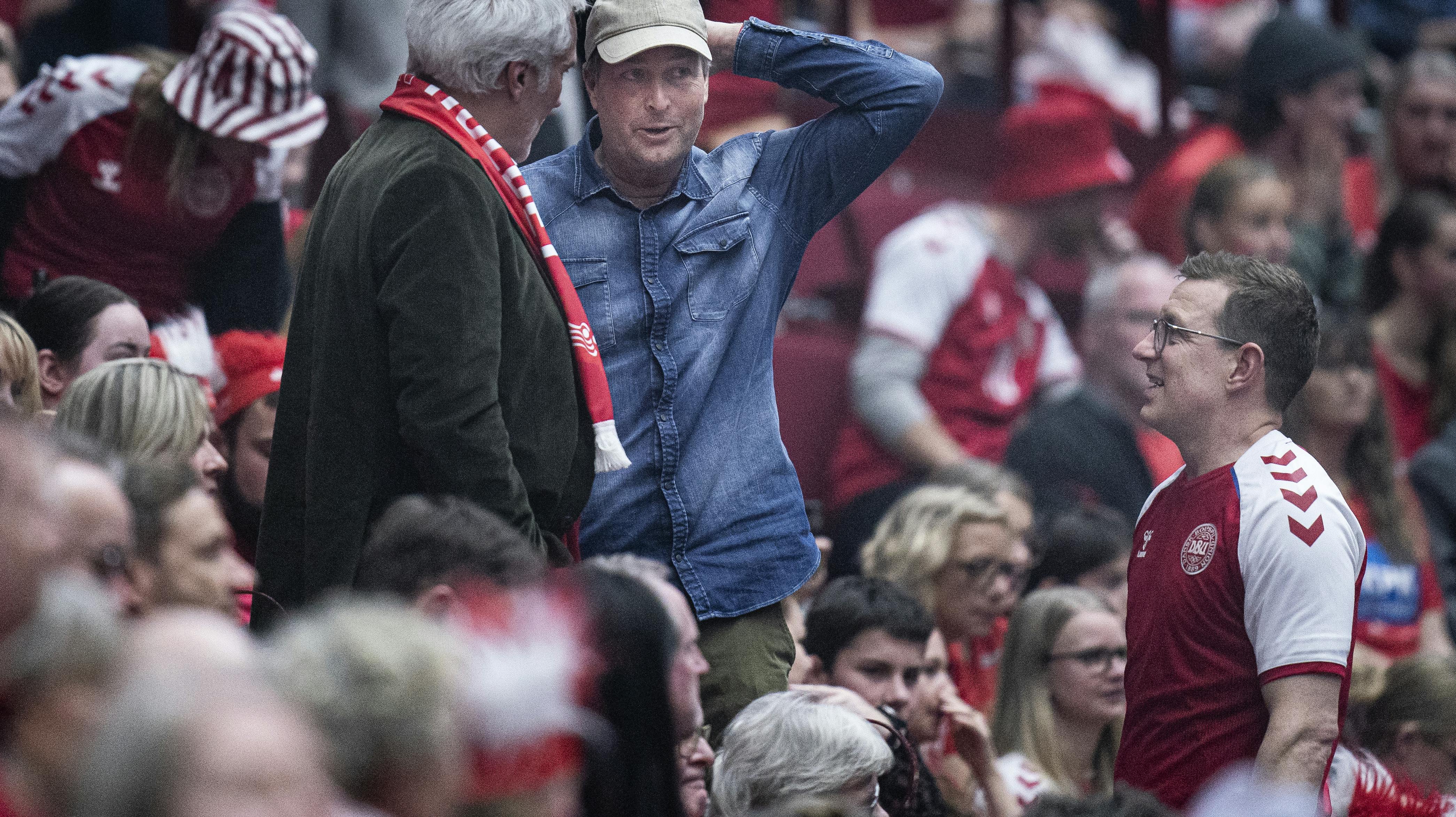 Her får Kasper Hjulmand en snak med Morten Stig Christensen før VM-herrehåndboldkampen mellem Danmark og USA i Malmø Arena.