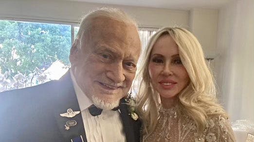 Lykken er stor hos Buzz Aldrin, der blev gift på sin 93-års fødselsdag.