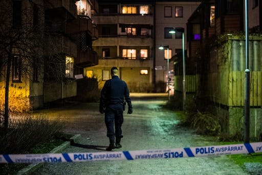 Det er i det Enskede i det sydlige Stockholm, politiet er til stede efter en skudepisode. nbsp;