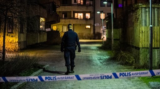 Det er i det Enskede i det sydlige Stockholm, politiet er til stede efter en skudepisode. nbsp;