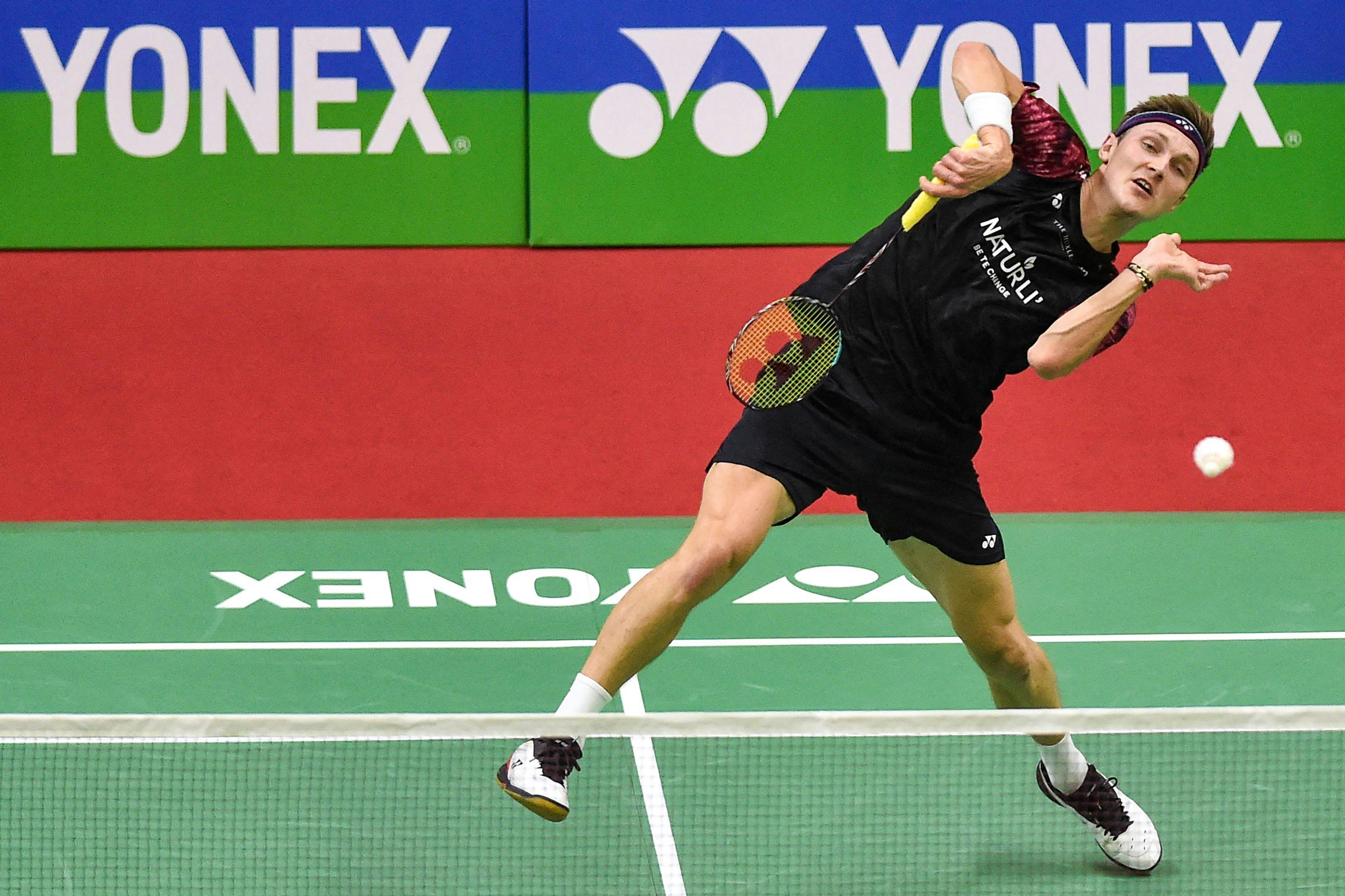 Viktor Axelsen spillede i Indien søndag, men rejser ikke videre til en turnering i Indonesien.