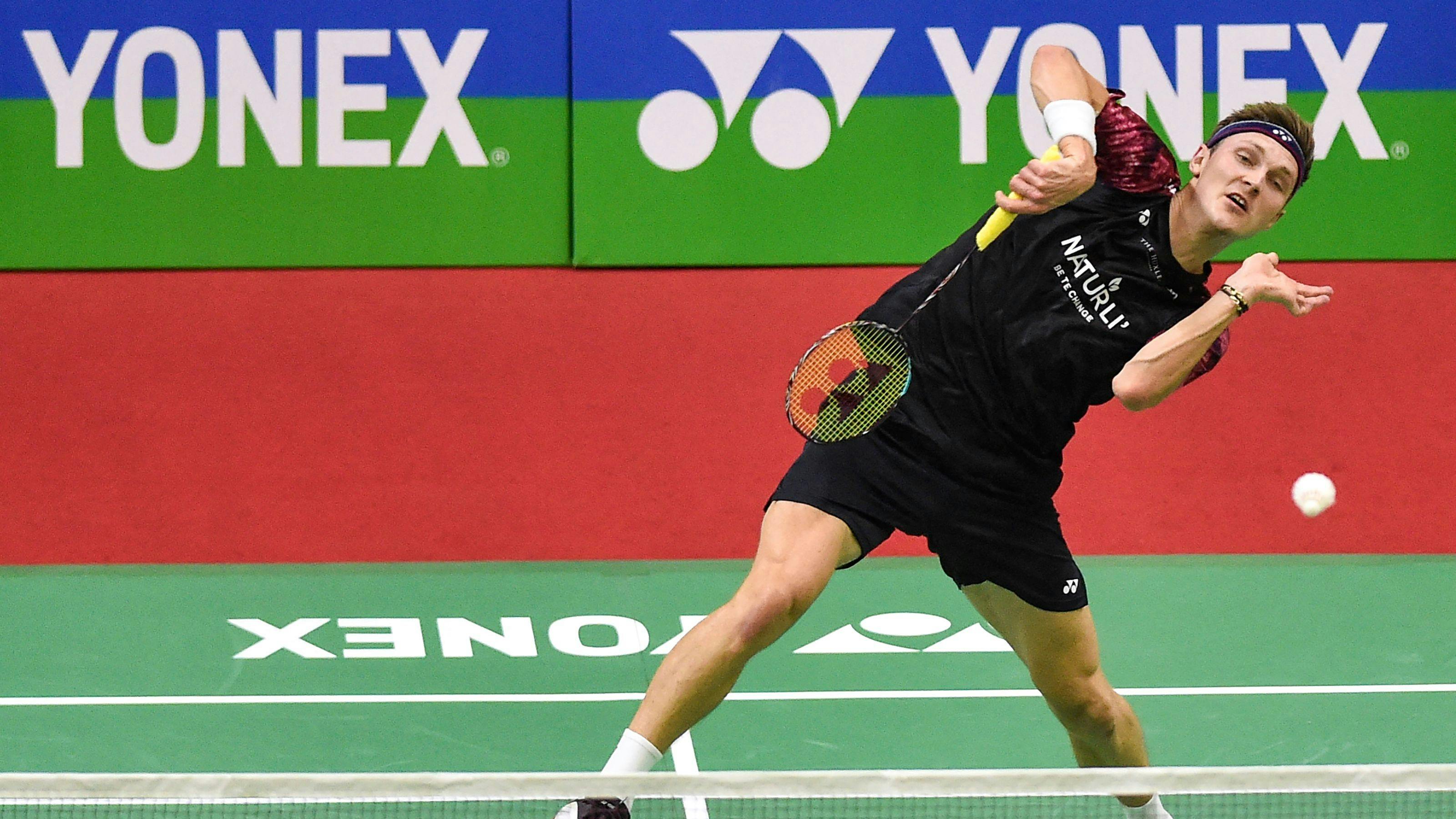 Viktor Axelsen spillede i Indien søndag, men rejser ikke videre til en turnering i Indonesien.