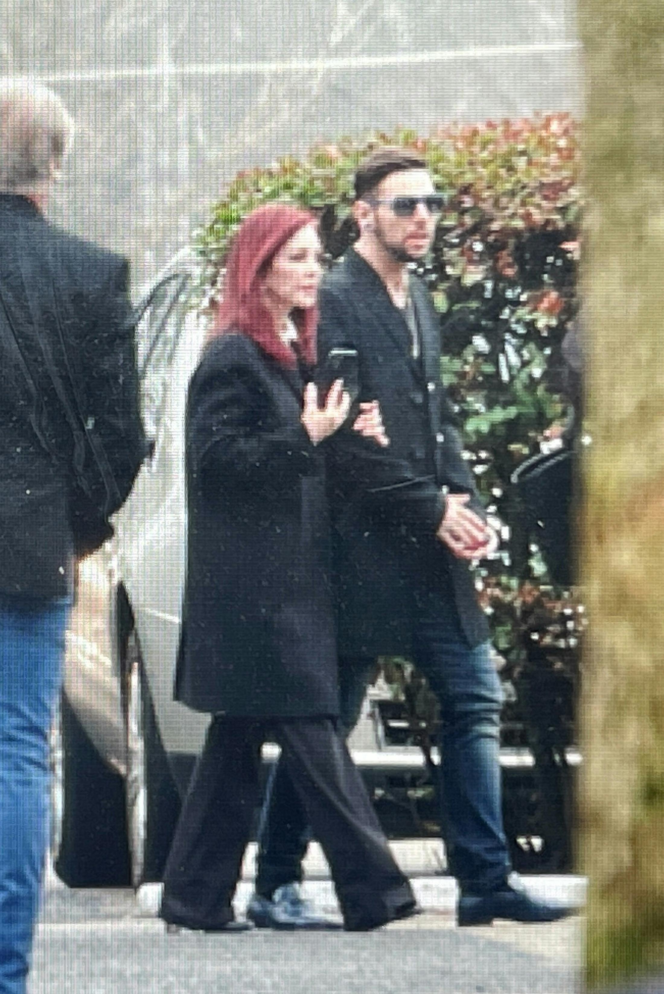 Her ankommer Lisa Maries mor, Priscilla Presley, med sin søn Navarone Garibaldi.&nbsp;
