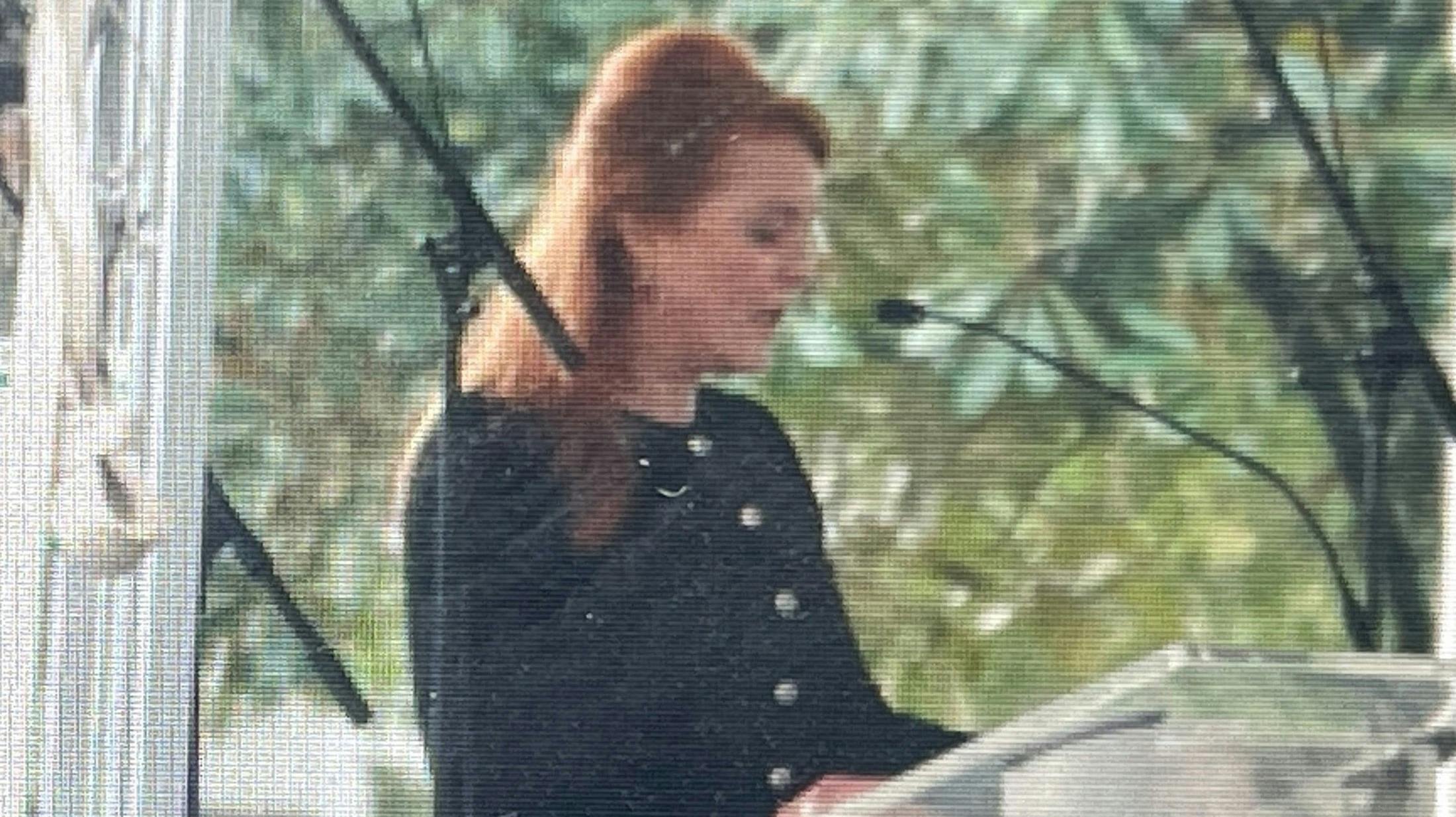 Her står Sarah Ferguson på talerstolen ved Lisa Marie Presleys mindehøjtidelighed, der blev afholdt ved Graceland søndag. nbsp;