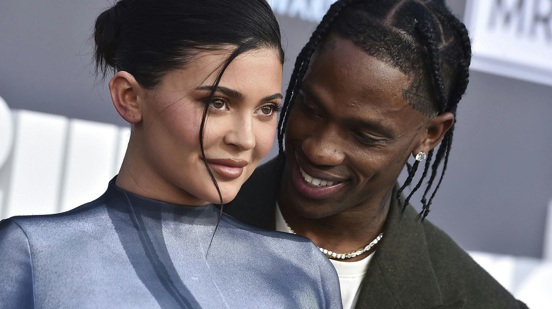 Parret, eller i hvert fald Kylie Jenner, har nu valgt at vise sønnen frem til hele verden og samtidig afsløret hans navn. 