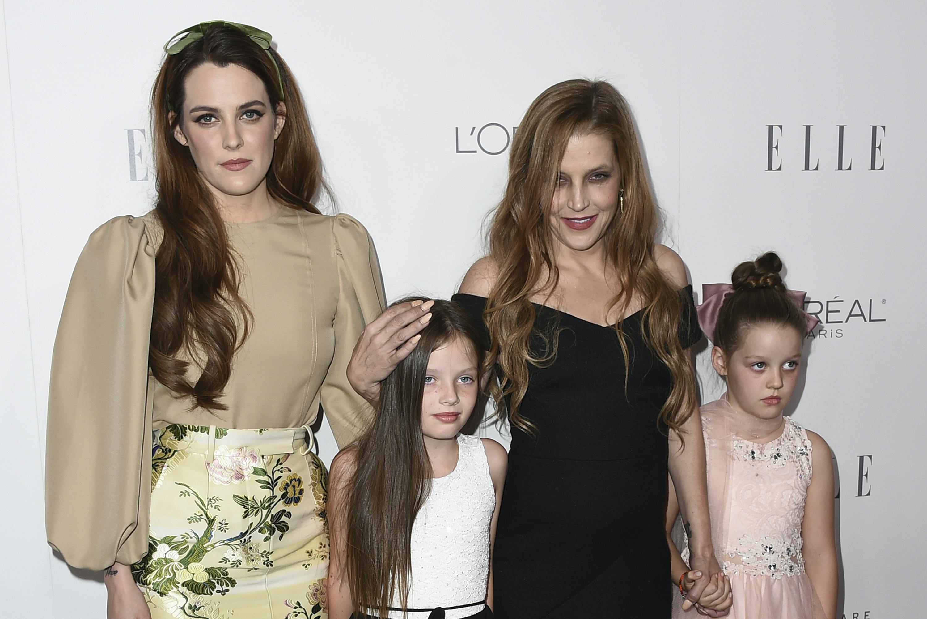 Lisa Marie Presley efterlader sig døtrene Riley, Harper og Finley. Hendes søn Benjamin tog sit eget liv tilbage i 2020.&nbsp;

