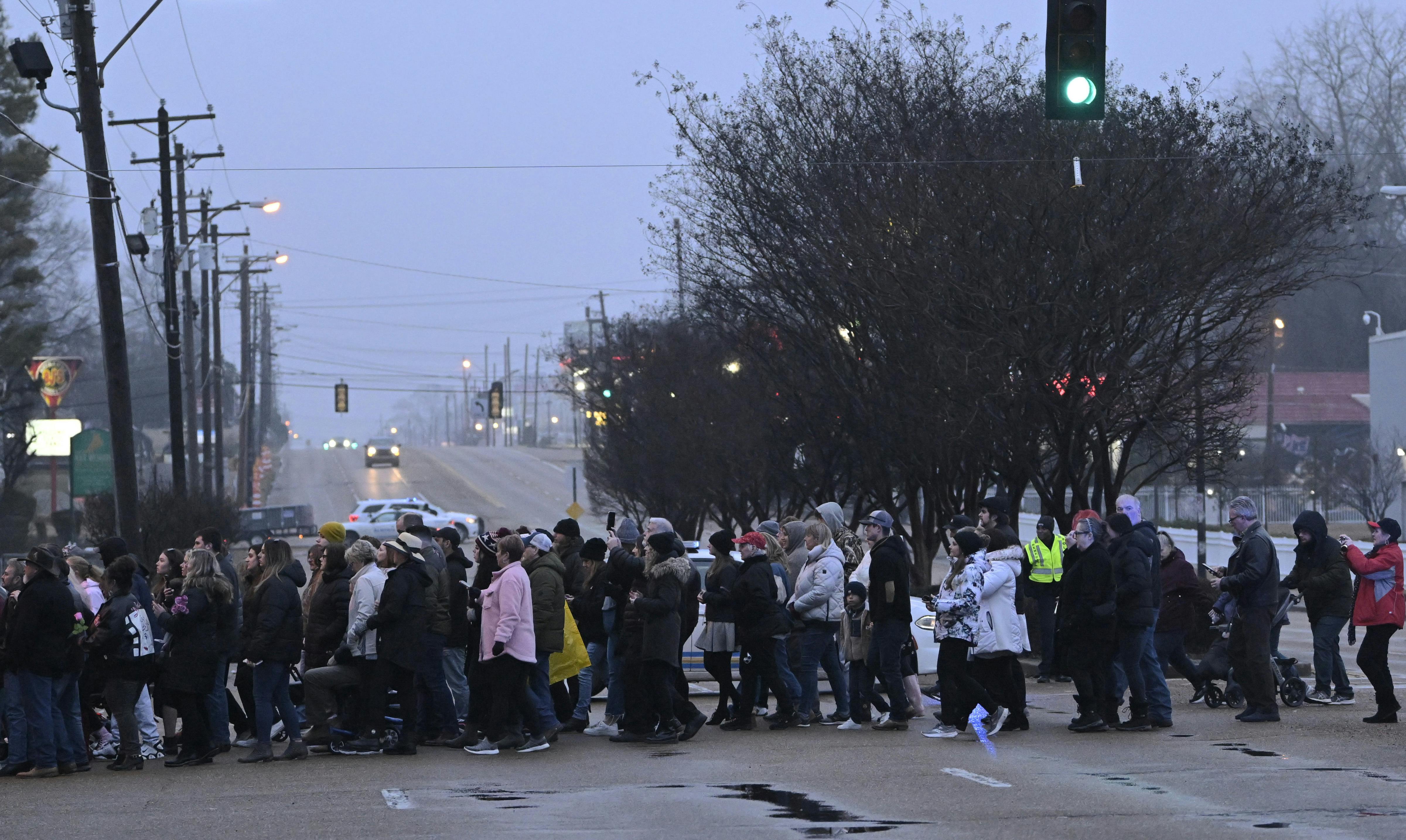 Fans strømmer over Elvis Presley Blvd. for at deltage i Lisa Marie Presleys mindehøjtidelighed på Graceland.&nbsp;
