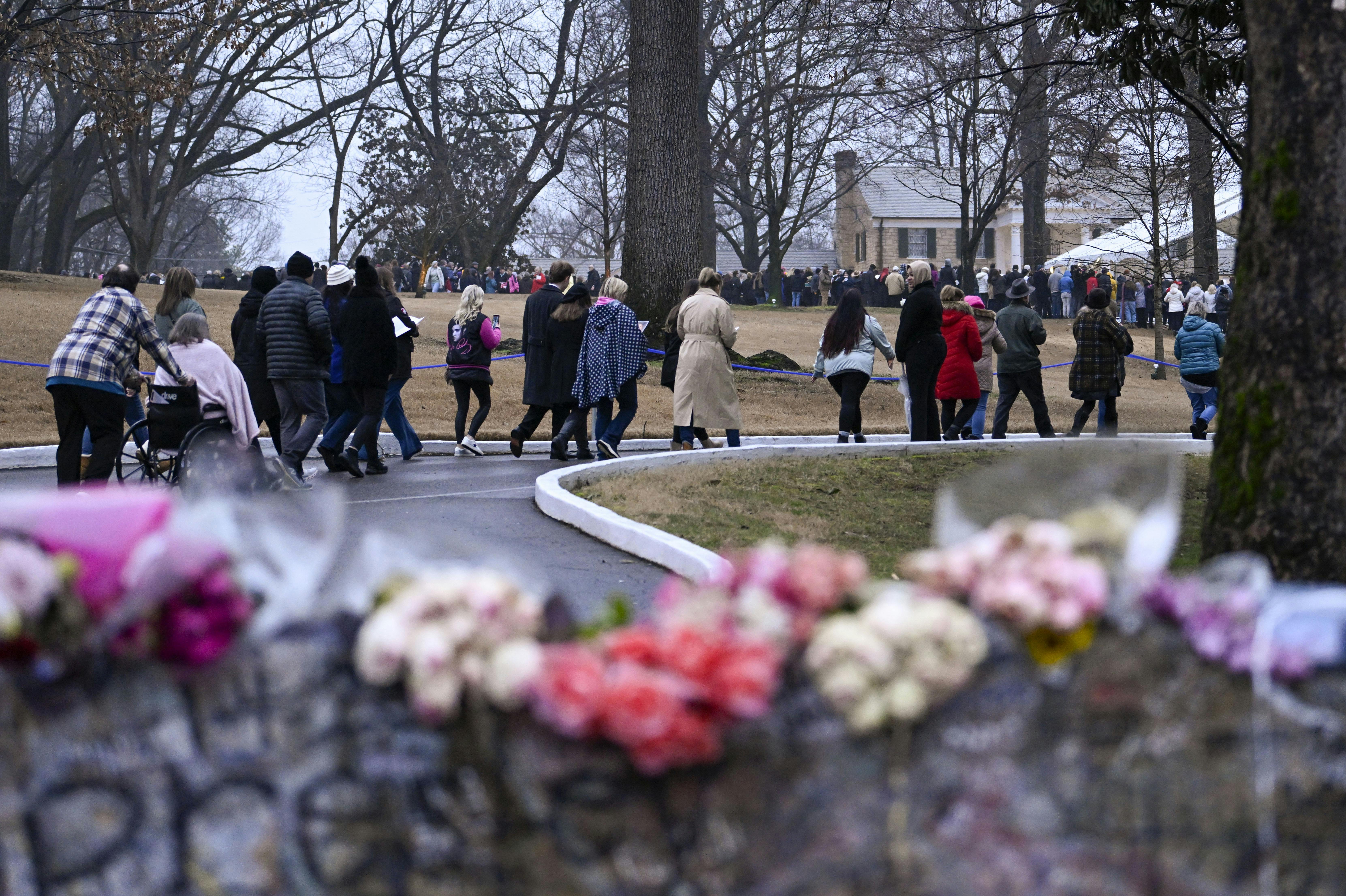 Tusindvis af fans valfartede til Graceland for at mindes Lisa Marie Presley.&nbsp;
