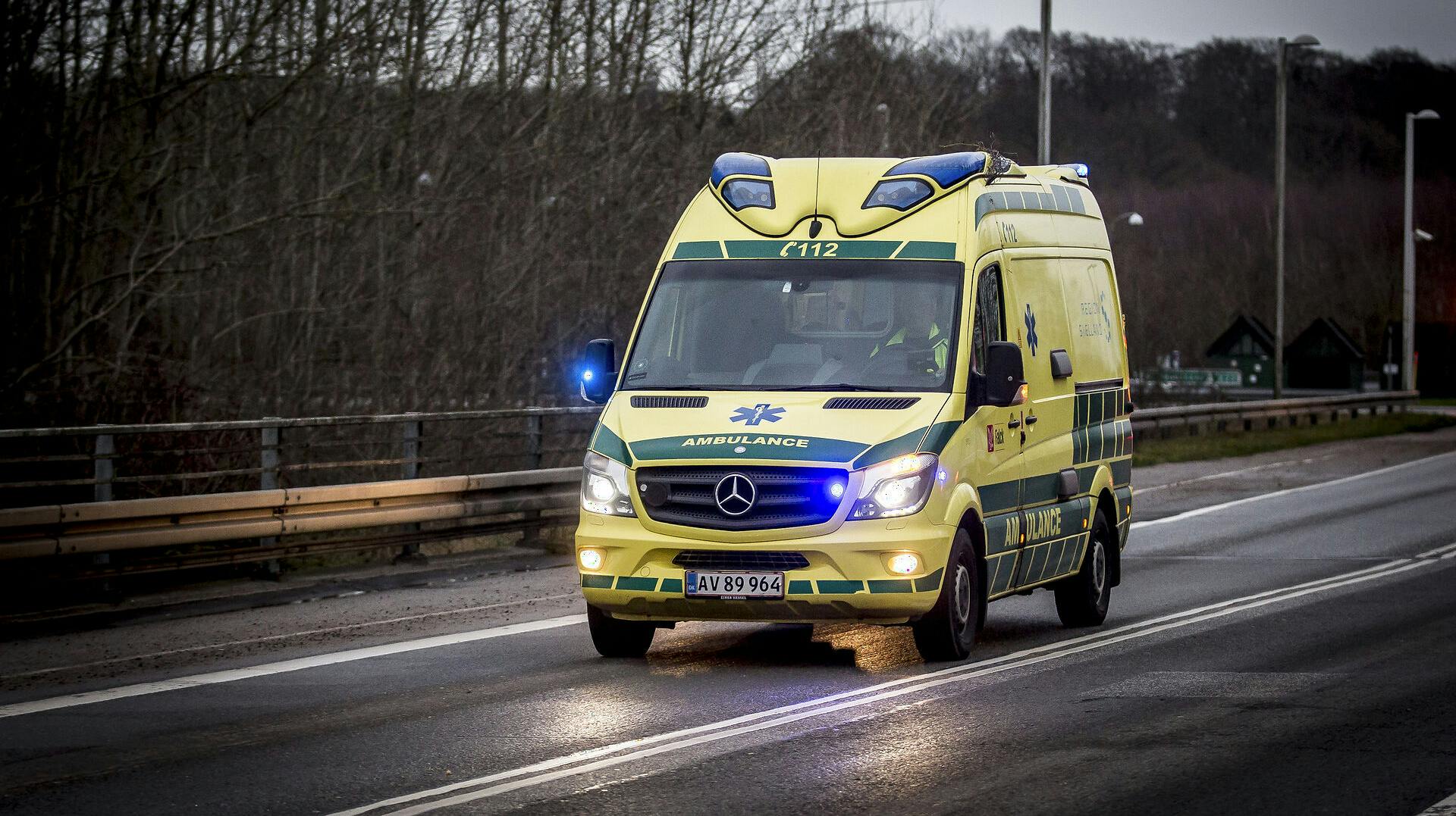 En mand blev lørdag fundet livløs i sin bil ude foran en bagerbutik i Svinninge.