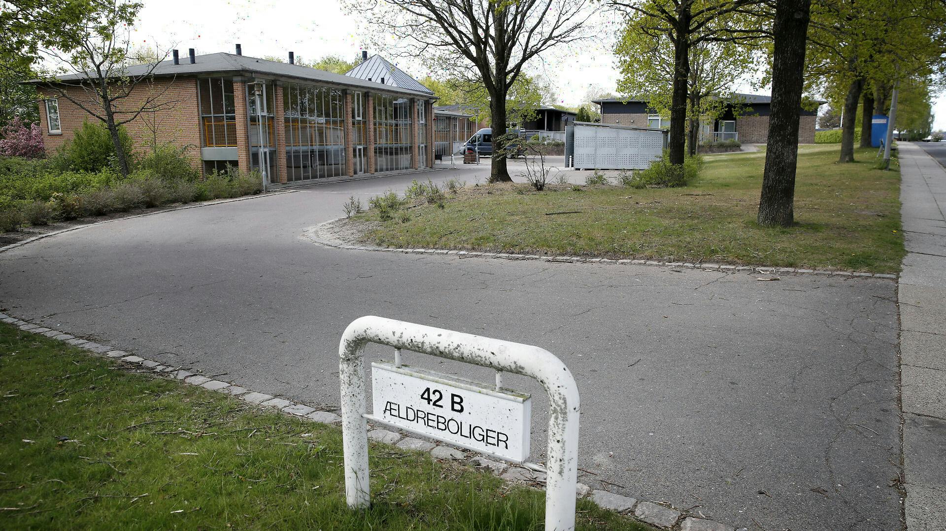 Plejecenter Tirsdalen i Kristrup. En ambulancelæge forklarer mandag i retten, at mistanken om, at noget var galt, opstod, da man tre gange på en dag kørte til plejecenteret. 