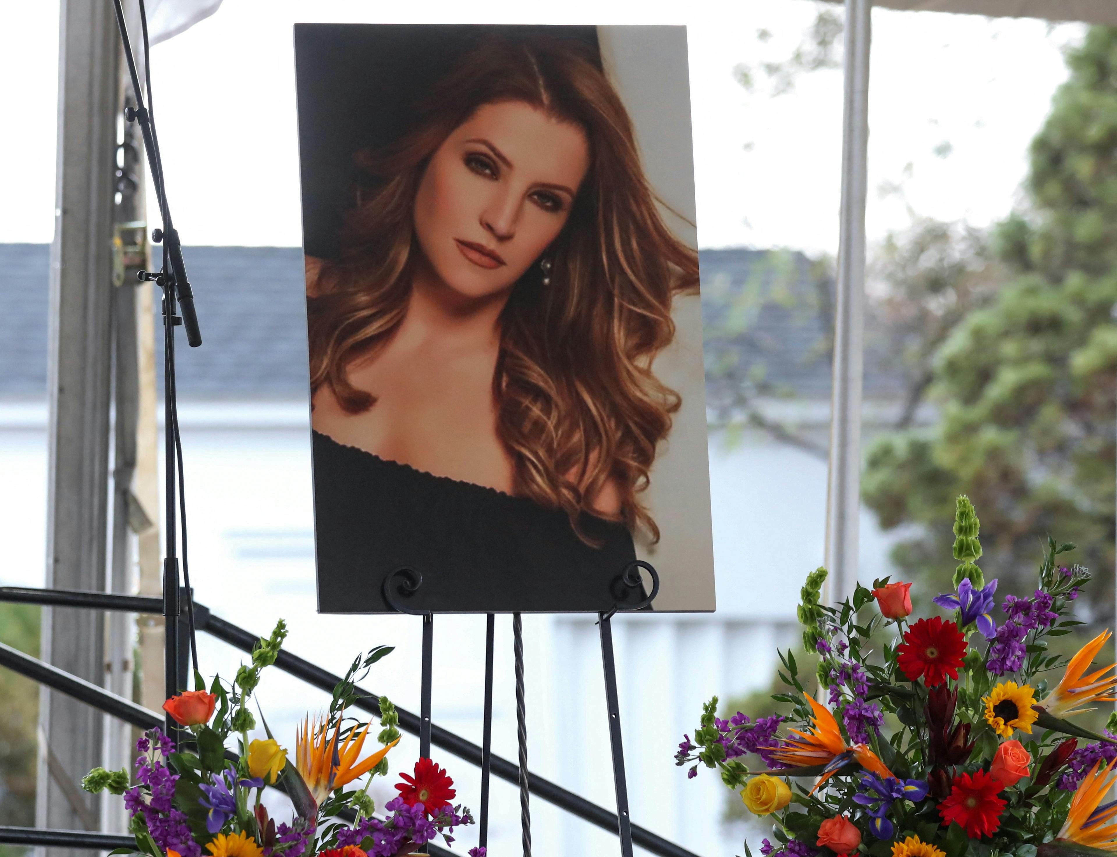 Et billede af Lisa Marie Presley var ophængt ved ceremonien, hvor flere berømte musikere sende hende afsted med en sidste sang. Udenfor stod fans linet op for at hylde deres netop afdøde idol