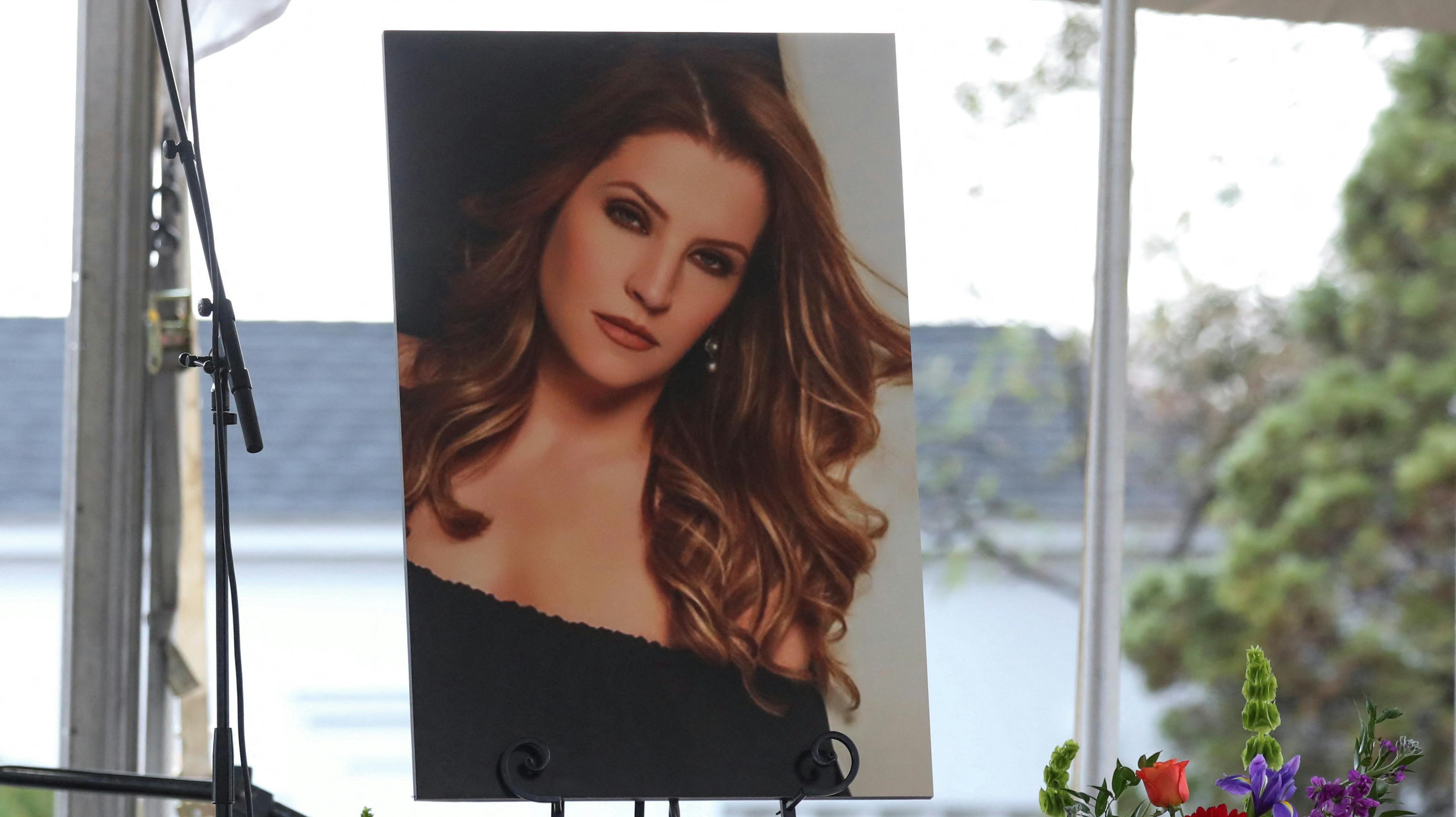 Et billede af Lisa Marie Presley var ophængt ved ceremonien, hvor flere berømte musikere sende hende afsted med en sidste sang. Udenfor stod fans linet op for at hylde deres netop afdøde idol