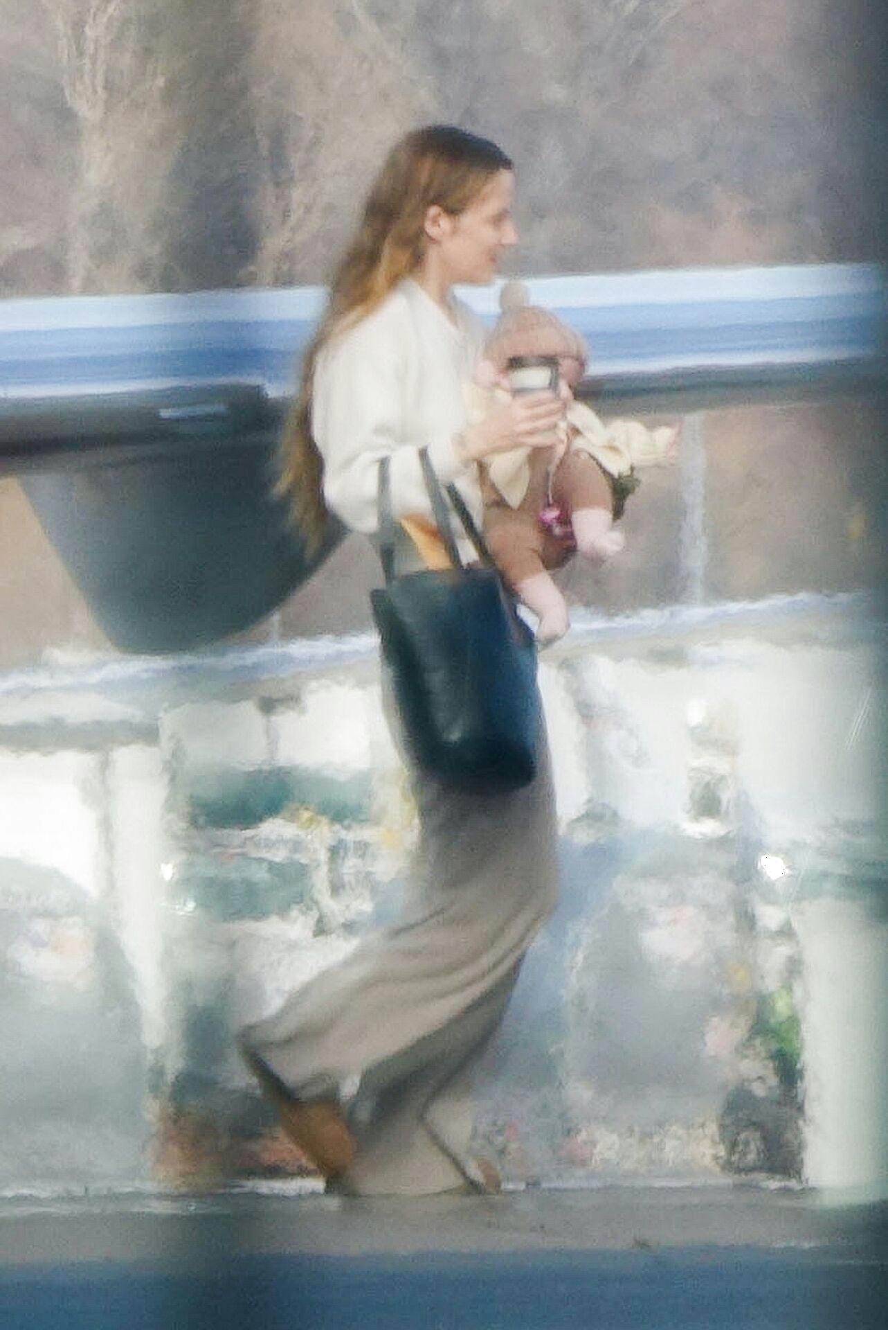 Riley Keough havde sin lille datter i armene.
