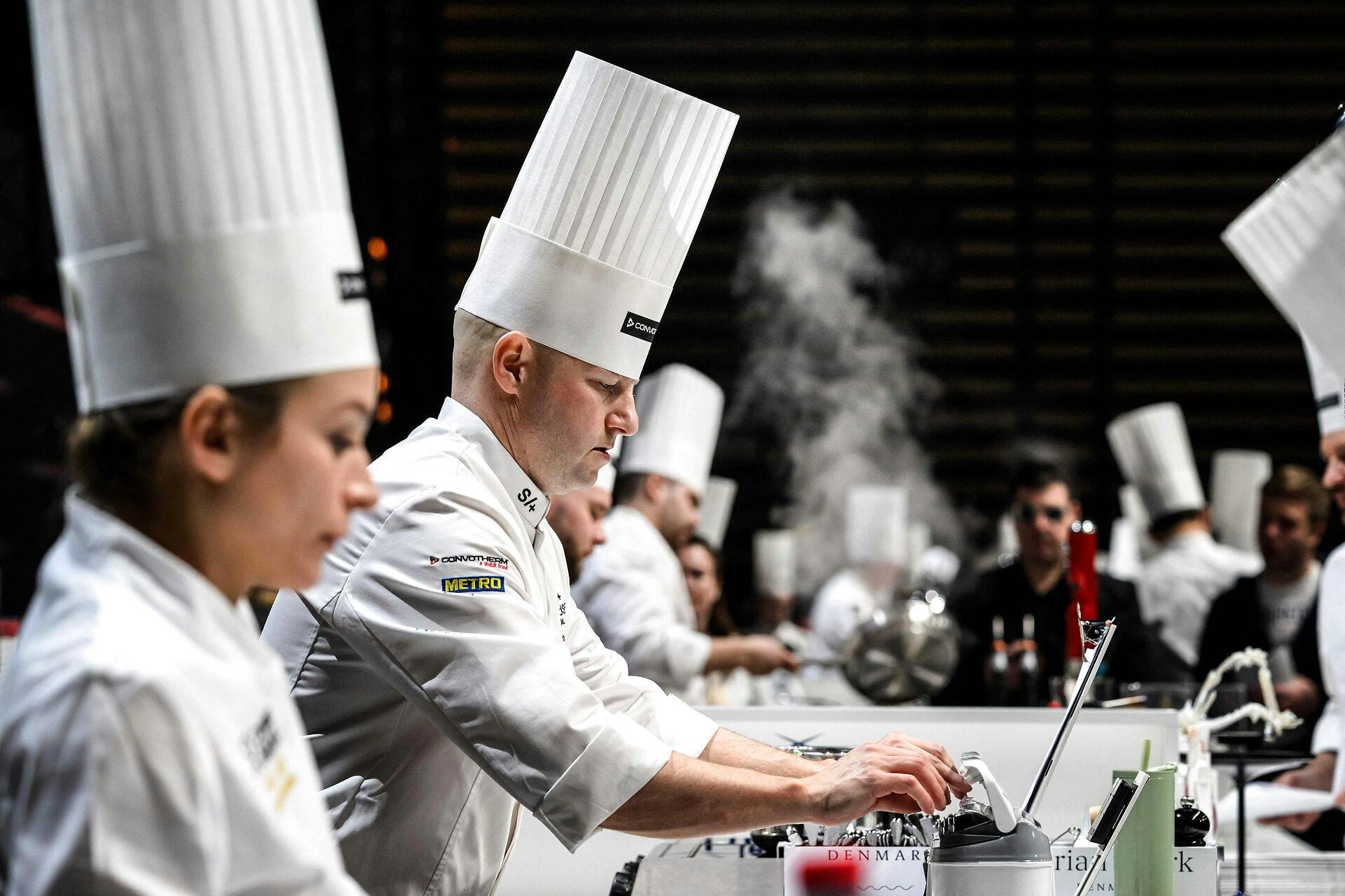 Brian Hansen og resten af det danske kokkehold, håber at komme på podiet til Bocuse d'Or, der bliver afgjort tirsdag.