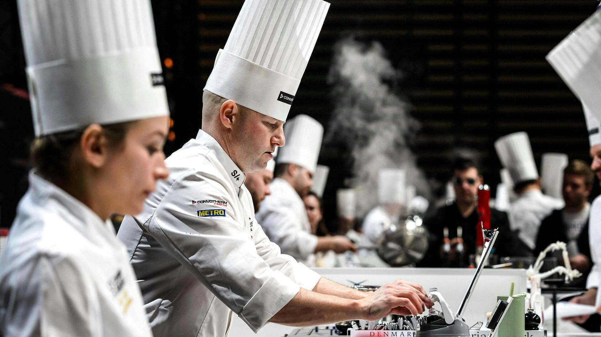Brian Hansen og resten af det danske kokkehold, håber at komme på podiet til Bocuse d'Or, der bliver afgjort tirsdag.