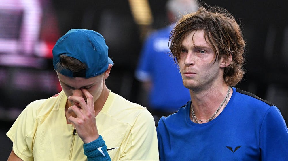 Holger Rune siger tak for kampen efter nederlaget til russiske Andrey Rublev.