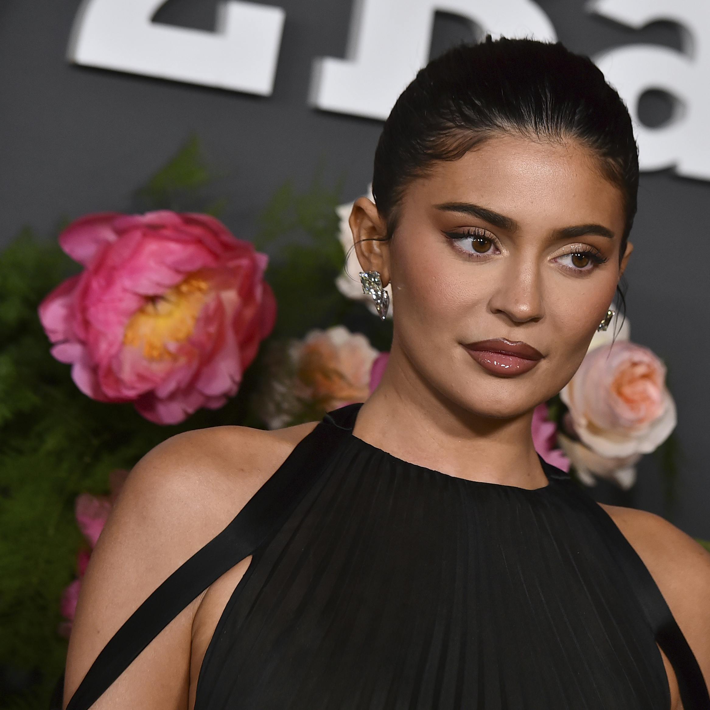 Fans har længe forsøgt at gætte navnet på Kylie Jenners lille søn. Nu er det udtalen af navnet, der har skabt debat.