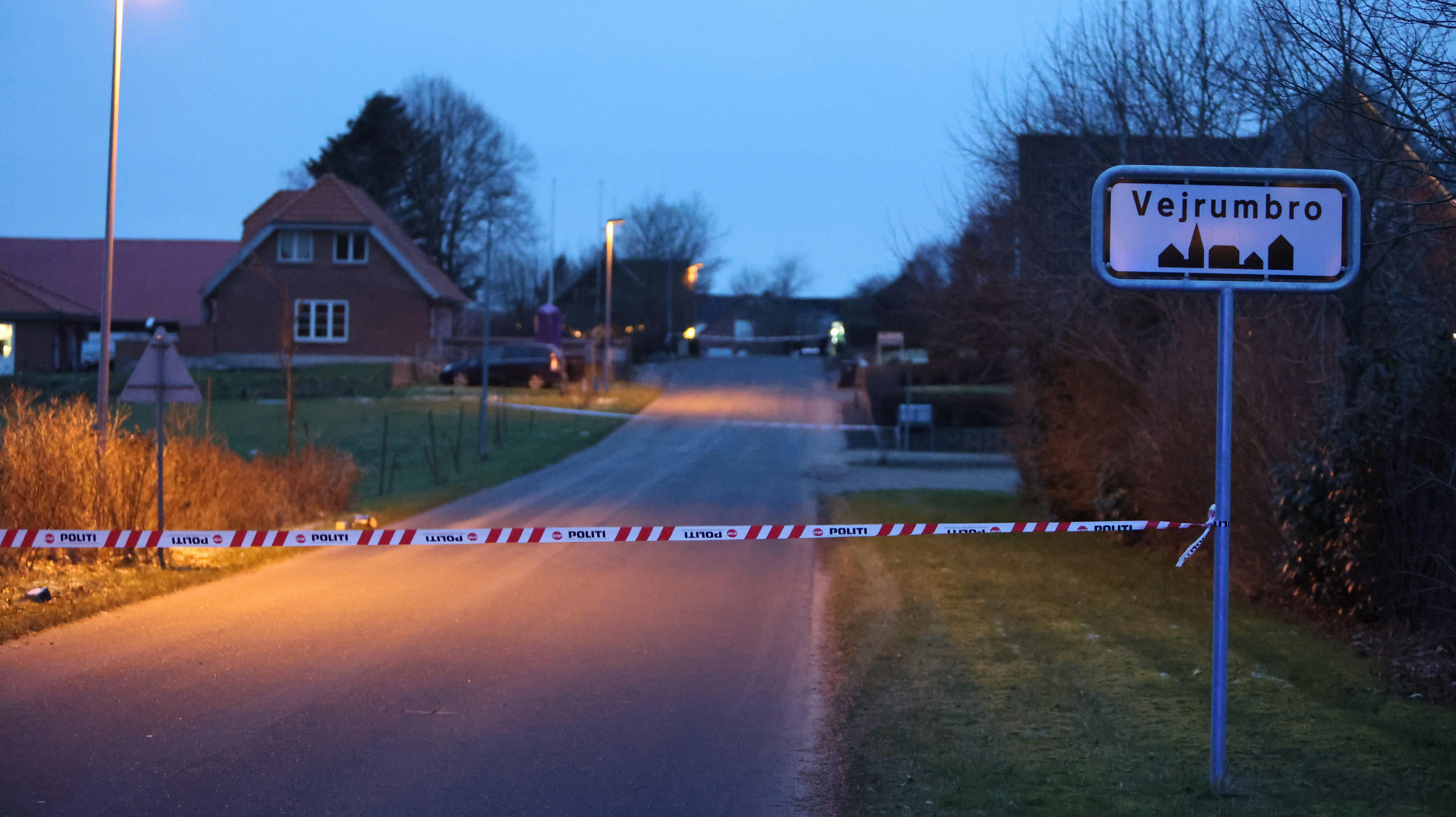Flere dele af den lille by blev afspærret efter fundet af moren og hendes to døtre.